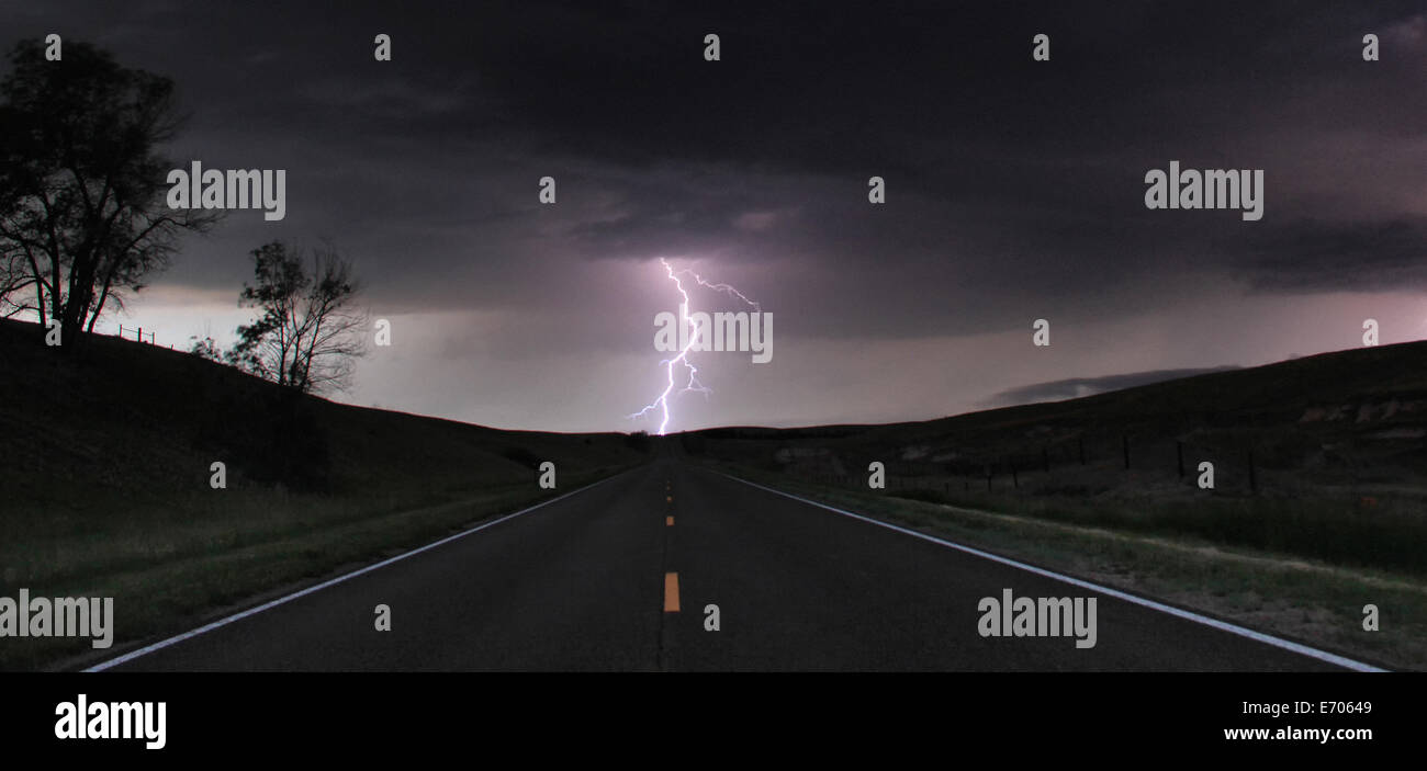 Un seul nuage-sol terres vis à la fin d'un chemin rural, Lexington, Kentucky, USA Banque D'Images