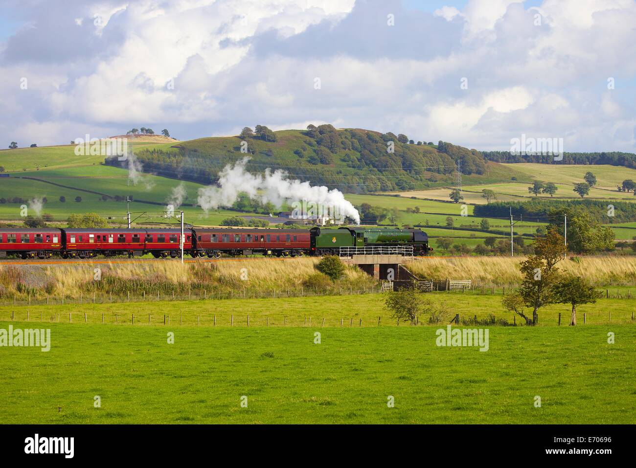 Locomotive vapeur LMS Princess Coronation Class 46233 'Duchess of Sutherland' près de l'Hôtel Lutetia, Cumbria, Angleterre, Royaume-Uni. Banque D'Images