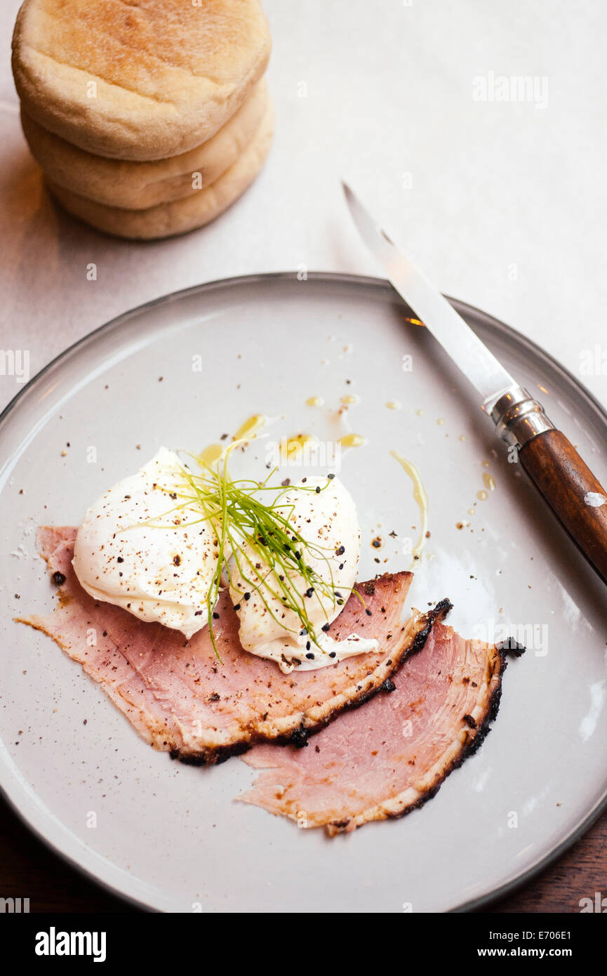 Viande froide et œufs pochés Banque D'Images