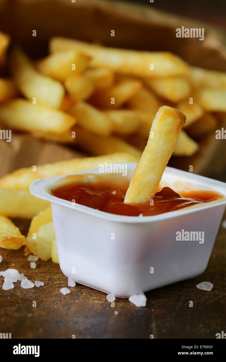 Pommes frites traditionnelles avec du sel sur fond de bois Banque D'Images