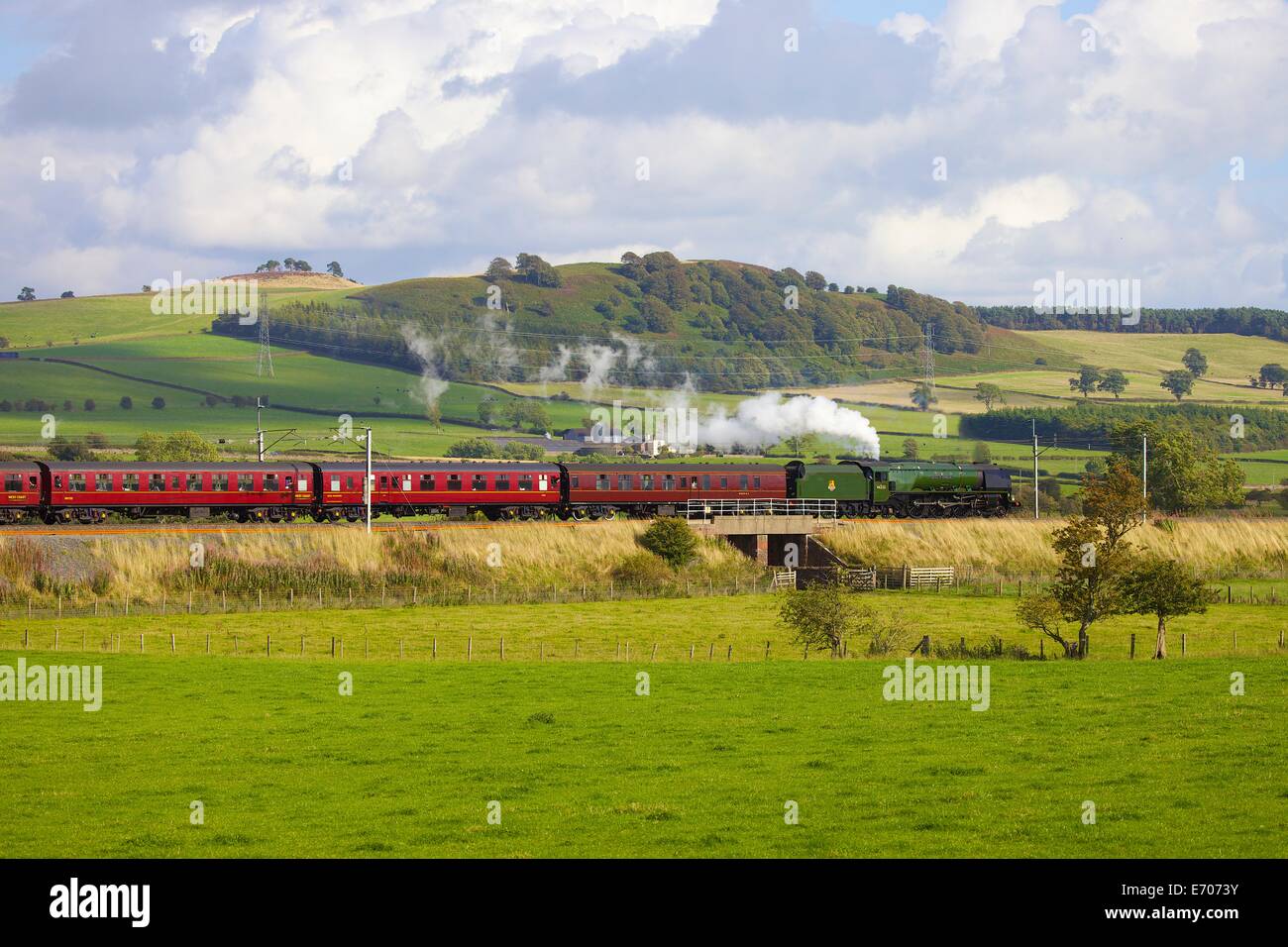 Locomotive vapeur LMS Princess Coronation Class 46233 'Duchess of Sutherland' près de l'Hôtel Lutetia, Cumbria, Angleterre, Royaume-Uni. Banque D'Images