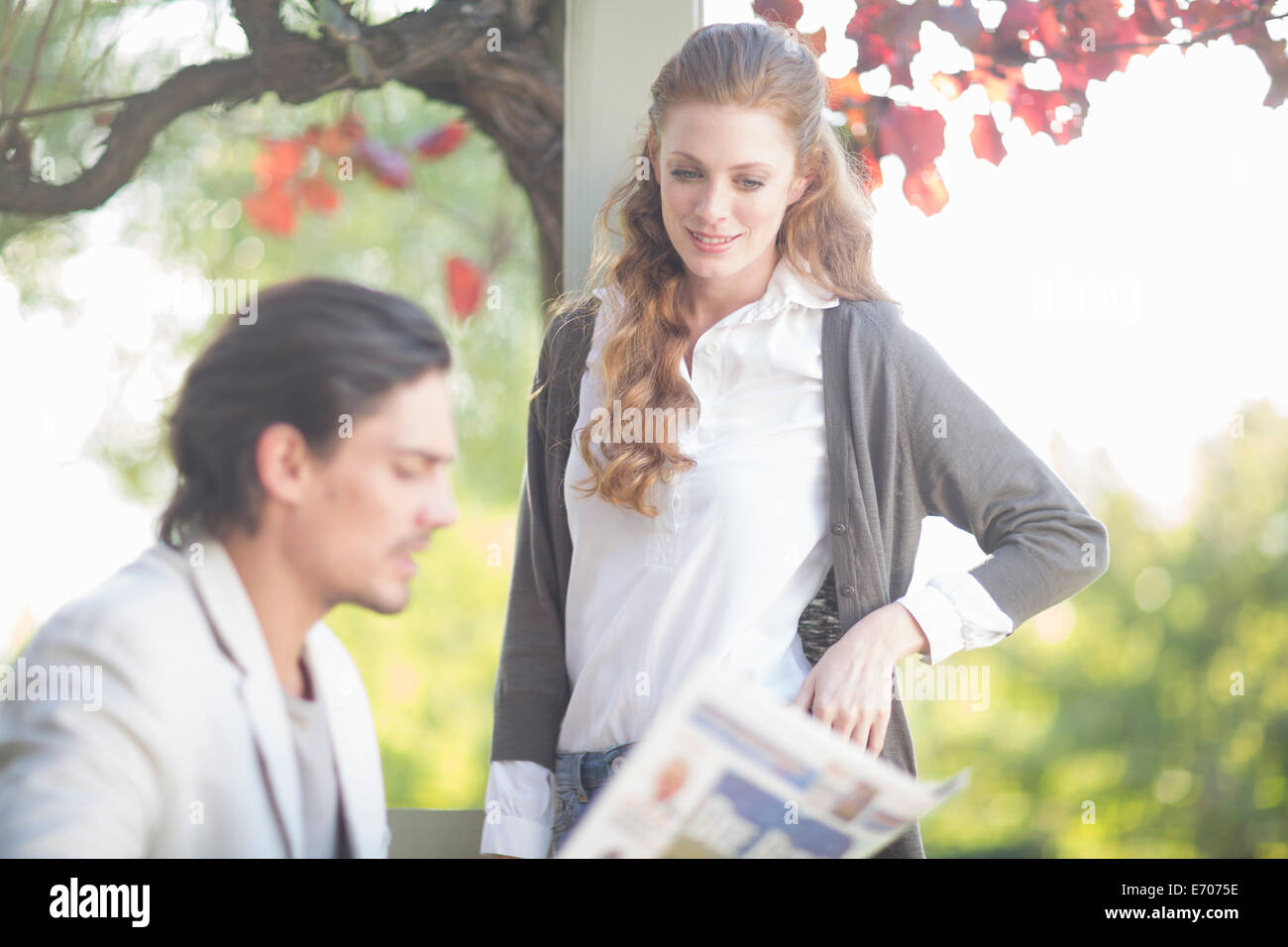 Businessman reading newspaper avant réunion informelle à jardin Banque D'Images