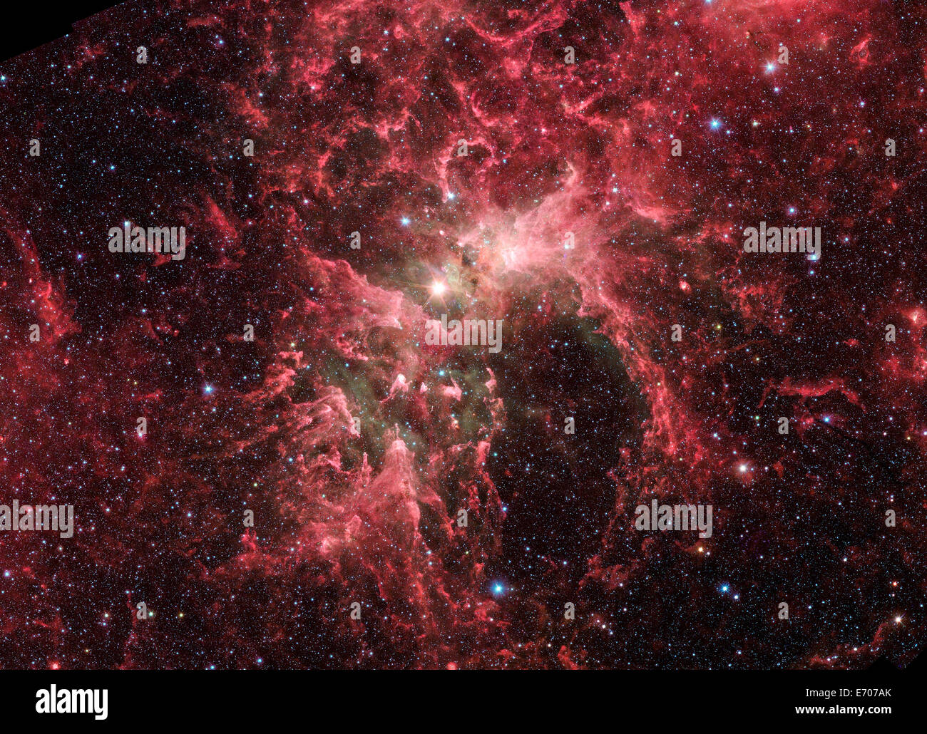 Eta Carinae, l'un des plus connus des systèmes lumineux étoiles dans notre galaxie vue par le télescope spatial Chandra, 26 août 2014. Le star système rayonne de l'énergie à un taux qui est de 5 millions de fois celle de notre Soleil. La plus grande partie de cette énergie est émise sous infrarouge. C'est enveloppé dans une expansion rapide d'une nuage de poussière qui absorbe le rayonnement de l'étoile centrale et re-rayonne dans l'infrarouge. Banque D'Images