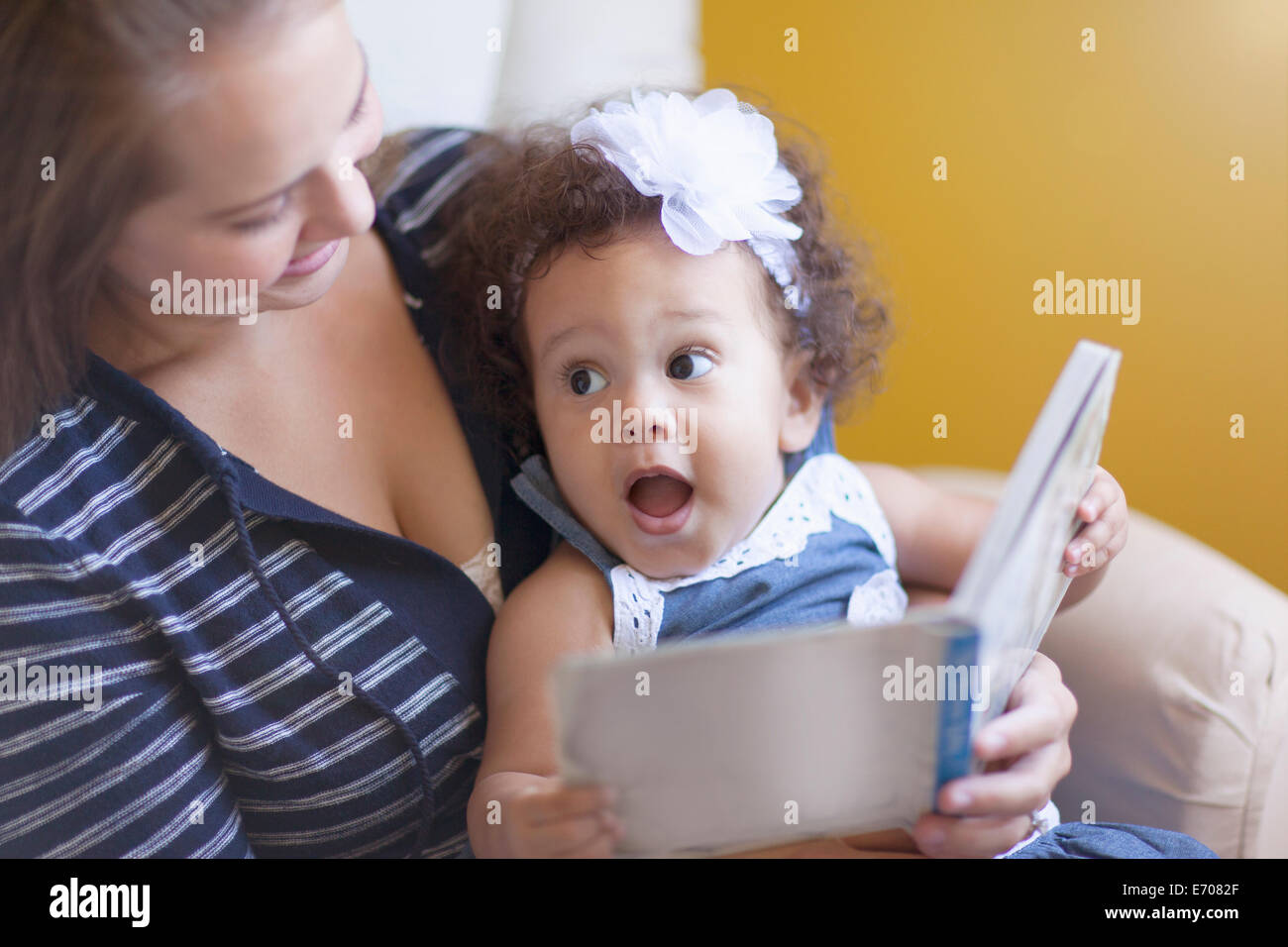 Lecture de la mère au bébé fille Banque D'Images