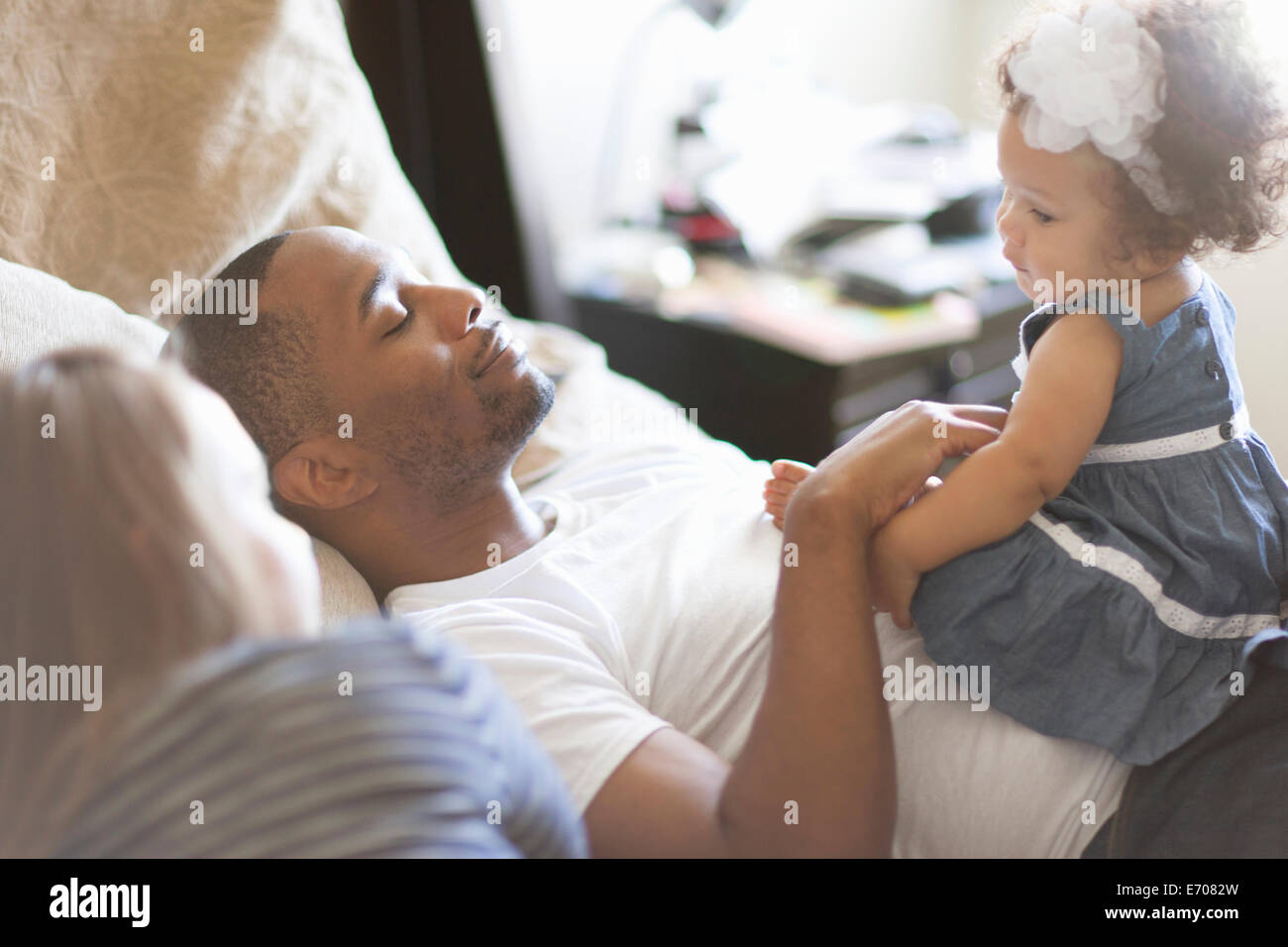 Fille allongé sur le lit des parents Banque de photographies et d’images à haute résolution Alamy