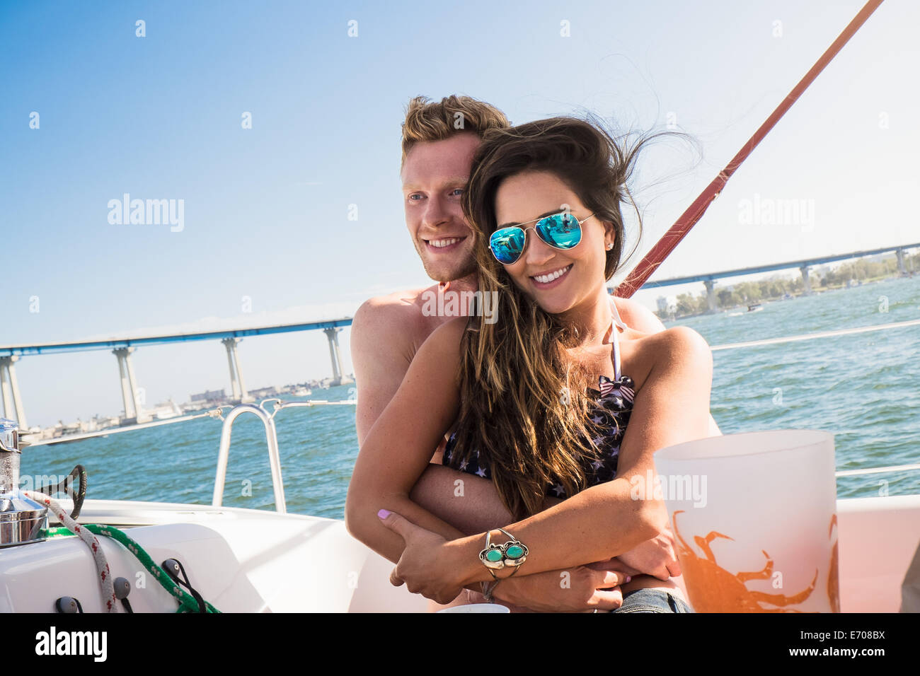 Jeune couple hugging on boat Banque D'Images