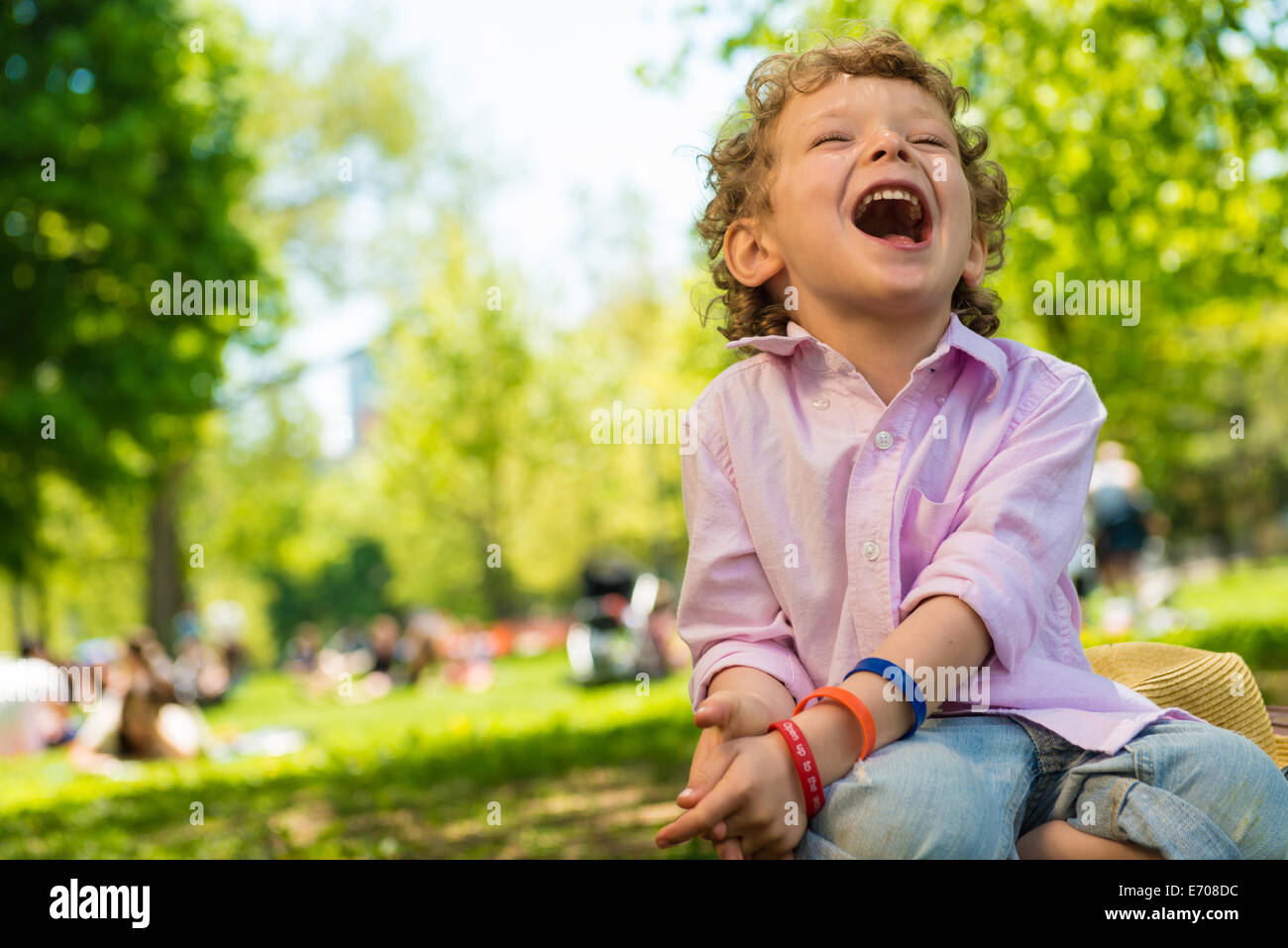 Boy laughing in park Banque D'Images