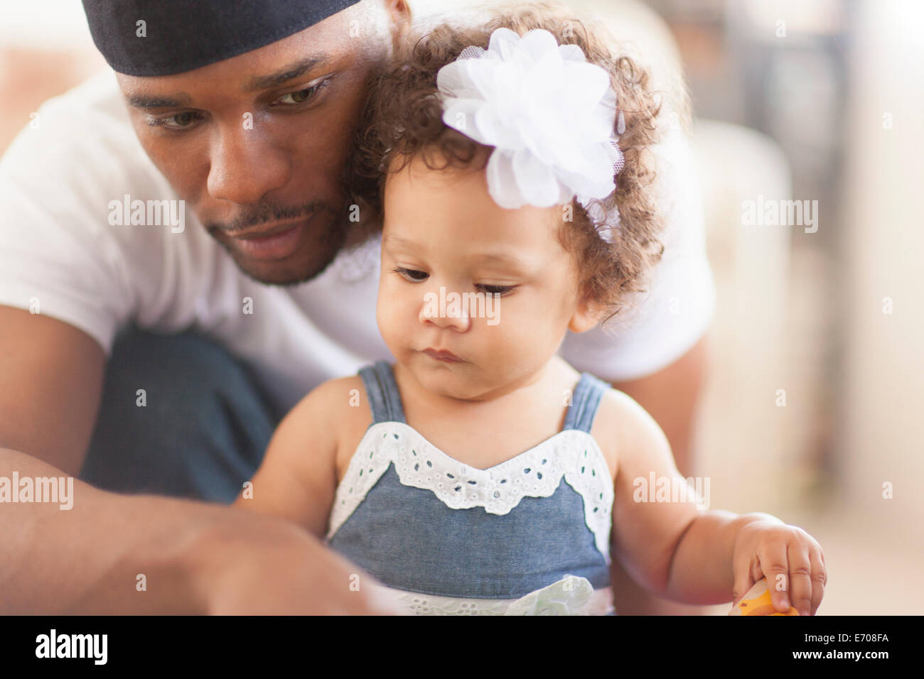 Père jouant avec sa jeune fille Banque D'Images