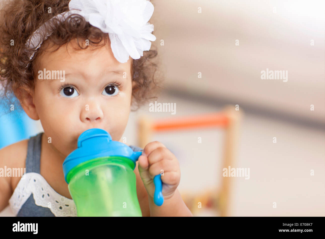 Baby Girl drinking from gobelet Banque D'Images