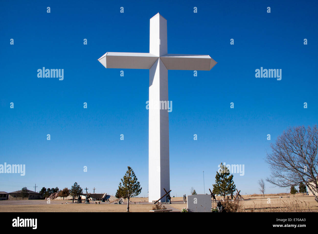 Surplombant les plaines, la plus grande Croix du monde à Groom, au Texas, est un monument monumental en bord de route le long de la route historique 66. Banque D'Images