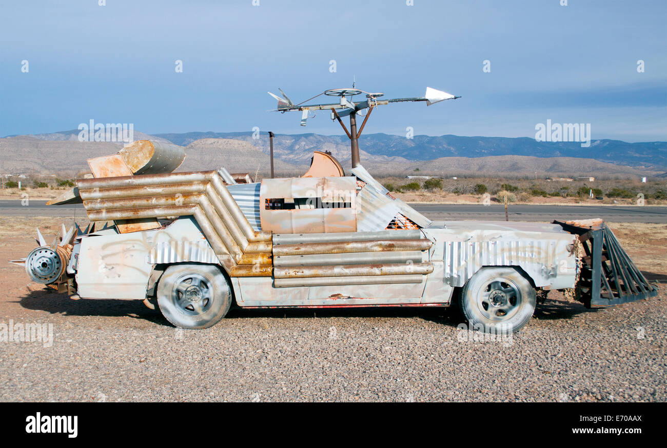 Voiture futuriste de style Mad Max dans le désert près d'Alamogordo, Nouveau-Mexique - les vibrations apocalyptiques rencontrent la créativité de bricolage dans les sables. Banque D'Images