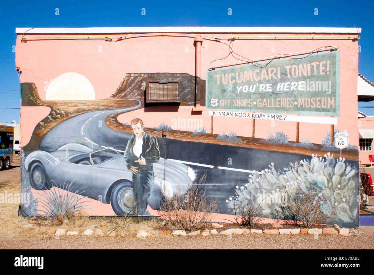 Peinture murale de James Dean peinte sur un bâtiment à Tucumcari, Nouveau-Mexique, une attraction routière de la route 66 célébrant l'icône classique d'Hollywood. Banque D'Images