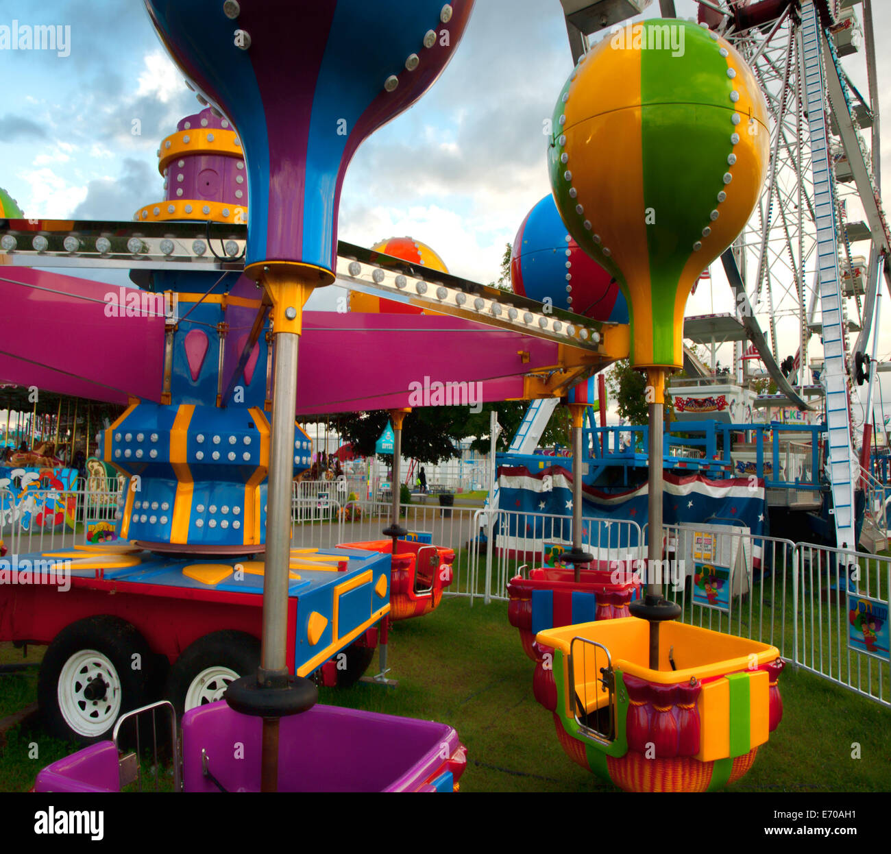 Enfants colorés en montgolfière Banque D'Images