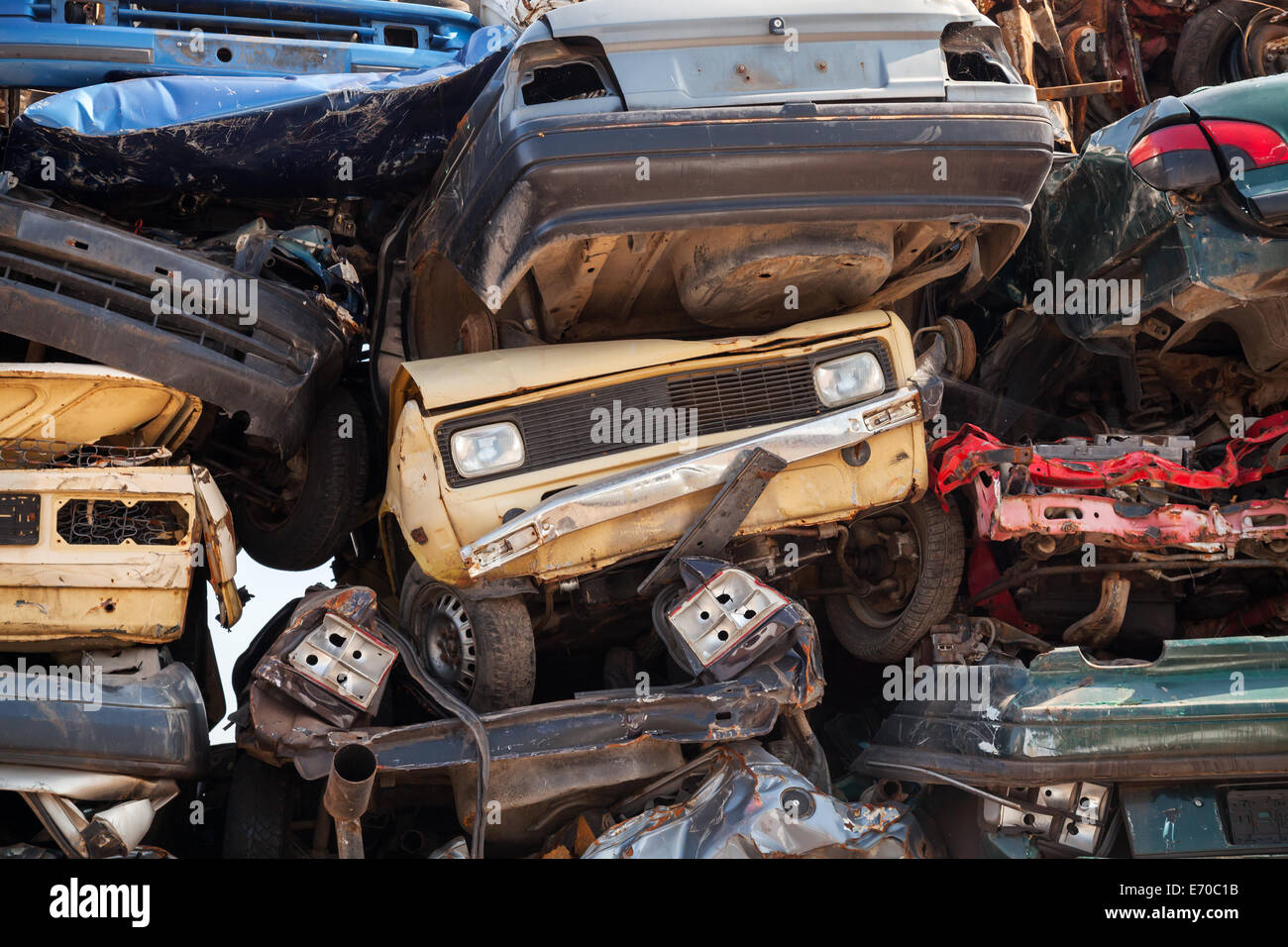 Résumé fond coloré avec des voitures empilées en dump junkyard Banque D'Images