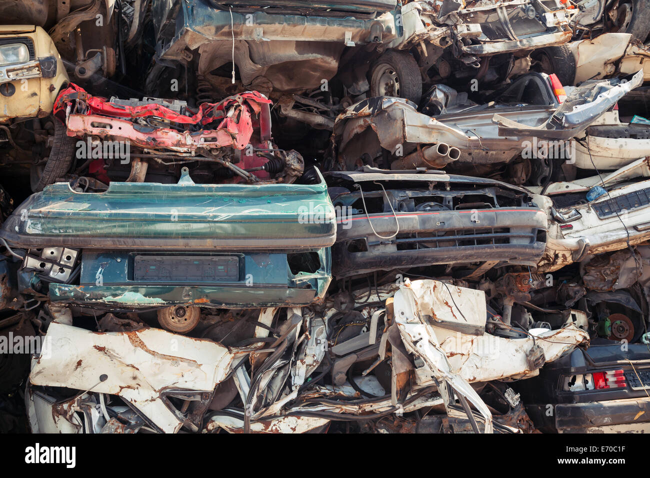 Résumé fond avec dump de voitures empilées dans junkyard Banque D'Images