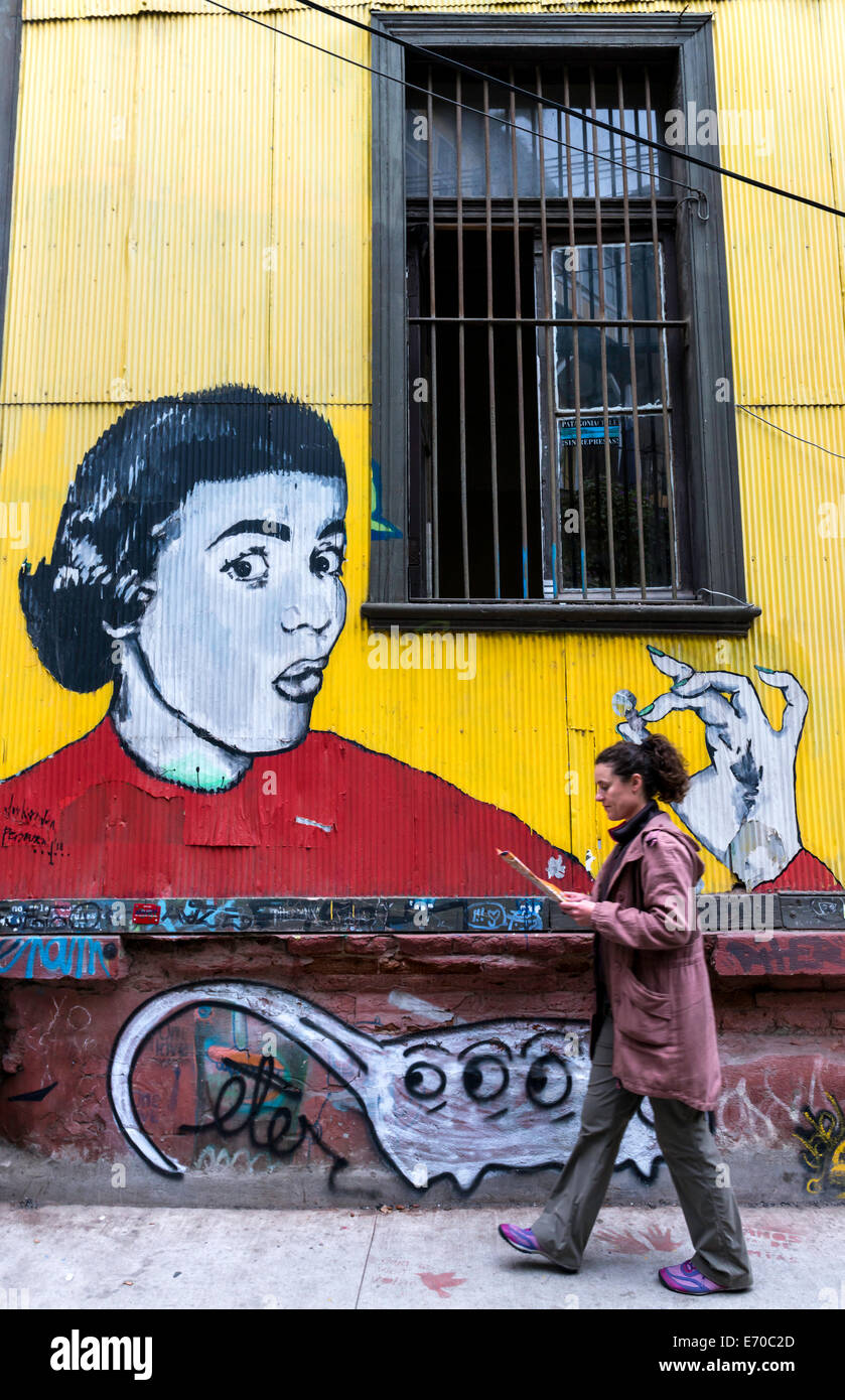 Femme marche par une fresque à Valparaiso, Chili, Amérique du Sud Banque D'Images