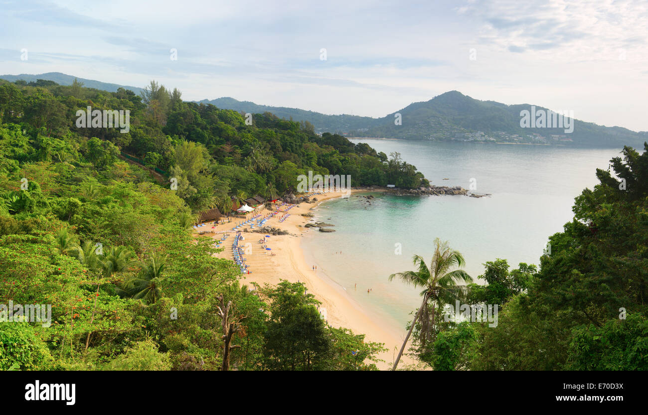 Laem Sing beach, île de Phuket, Thaïlande. Vue d'en haut. La saison touristique. Banque D'Images