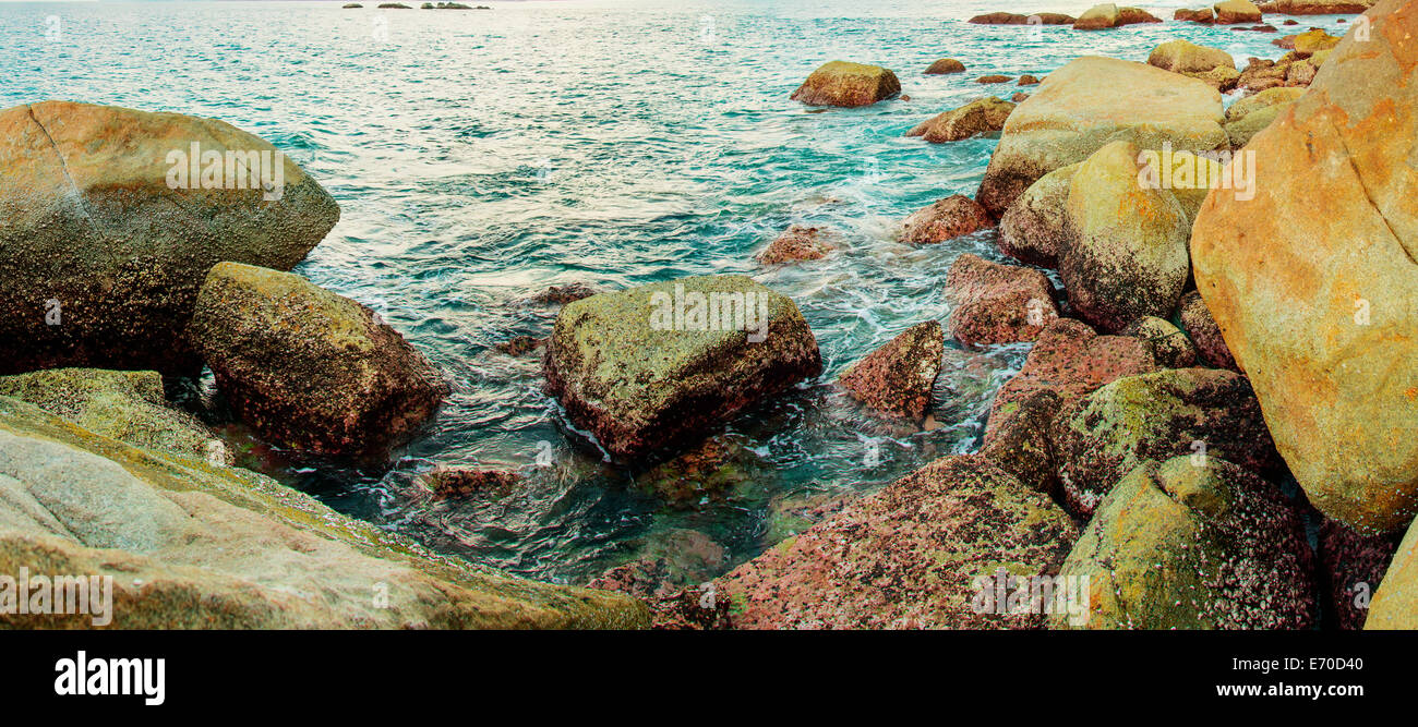 Côte de la mer tropicaux avec de grandes pierres. L'île de Phuket, Thaïlande Banque D'Images