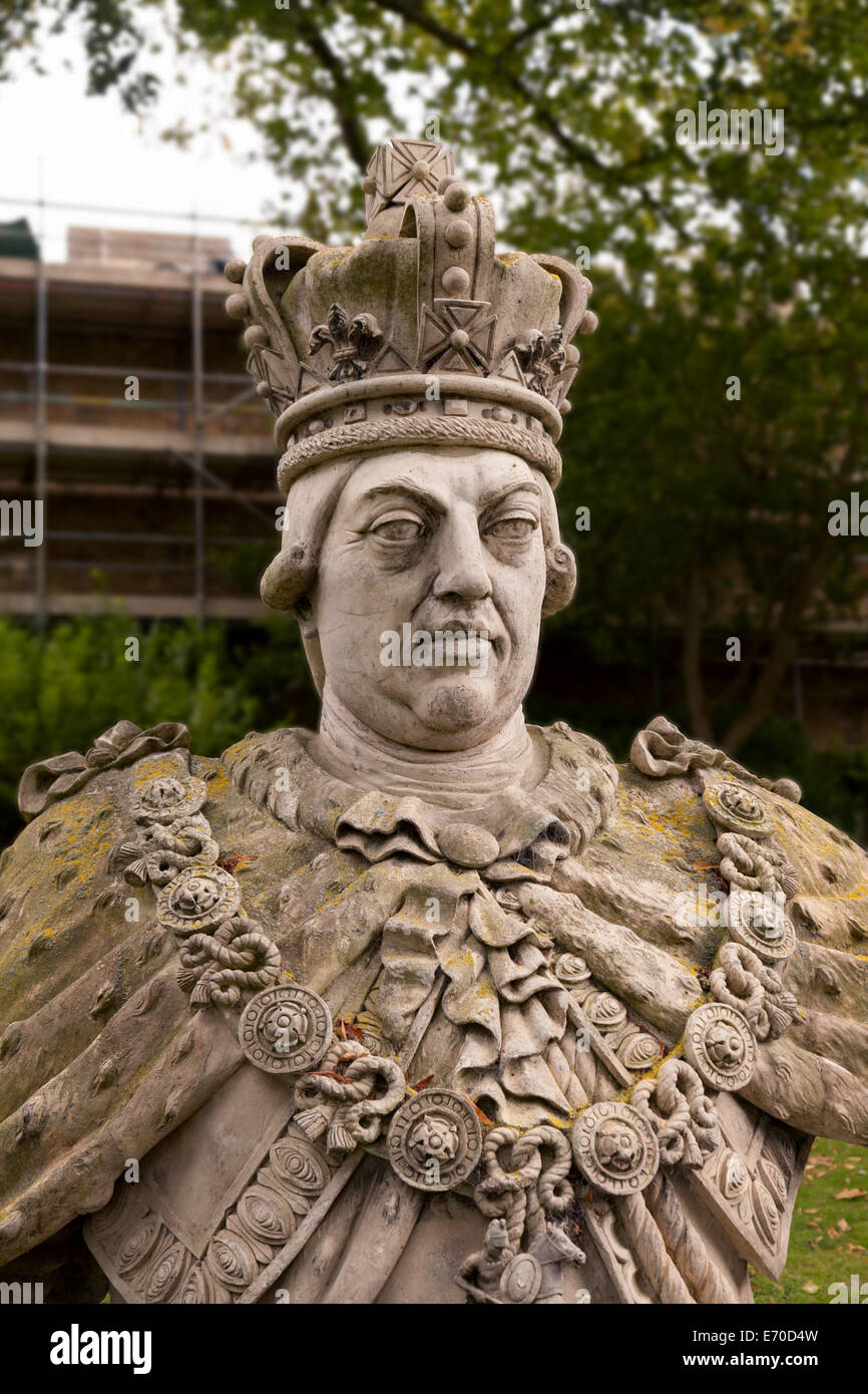 Une statue du roi George III d'Angleterre, dans le parc du château de Lincoln, Lincolnshire UK Banque D'Images