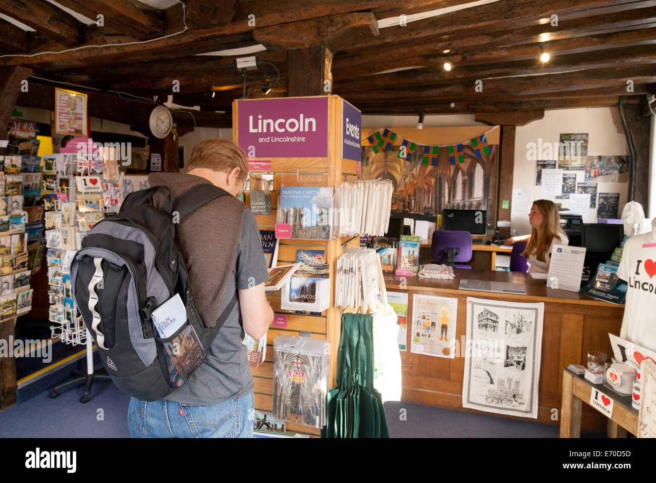 Les touristes à l'intérieur de l'intérieur de l'office du tourisme, Leigh Pemberton House, Lincoln Lincolnshire UK Banque D'Images
