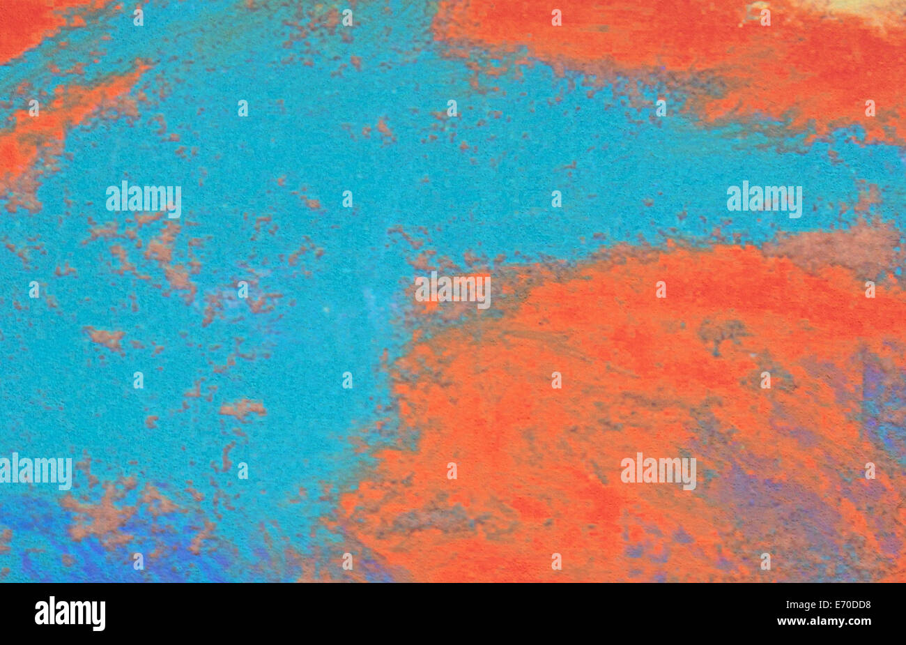 Un vieux mur en stuc peint en orange vif de jaunes et de bleus. Banque D'Images