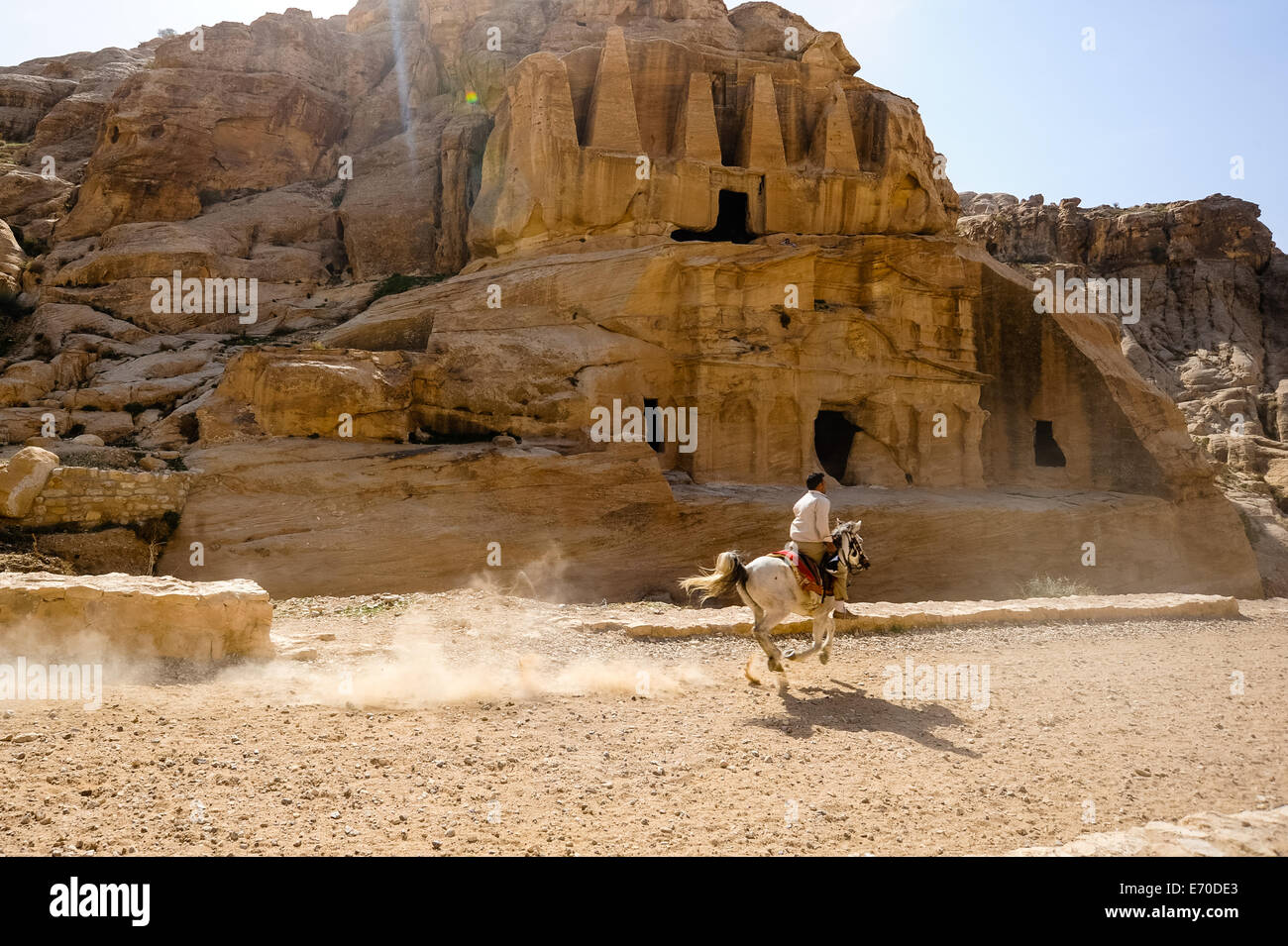 Petra est le plus visité de la Jordanie attraction touristique. Ruines près de l'entrée du Siq. Horse Rider. Banque D'Images