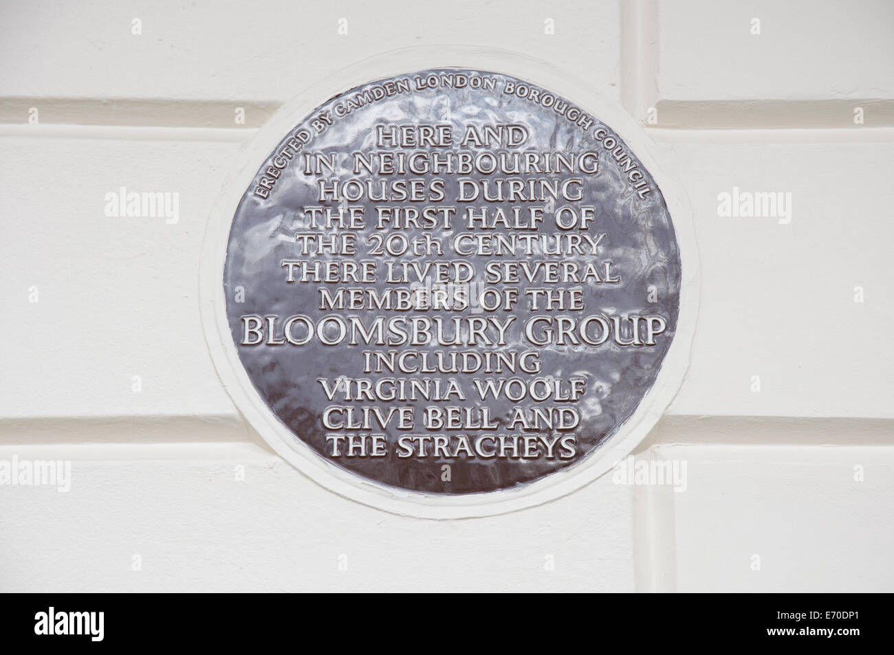 Une plaque en céramique à 50 Gordon Square, à Camden, qui était à la maison à plusieurs membres du Bloomsbury group, y compris Virginia Woolf. Londres, Angleterre. Banque D'Images