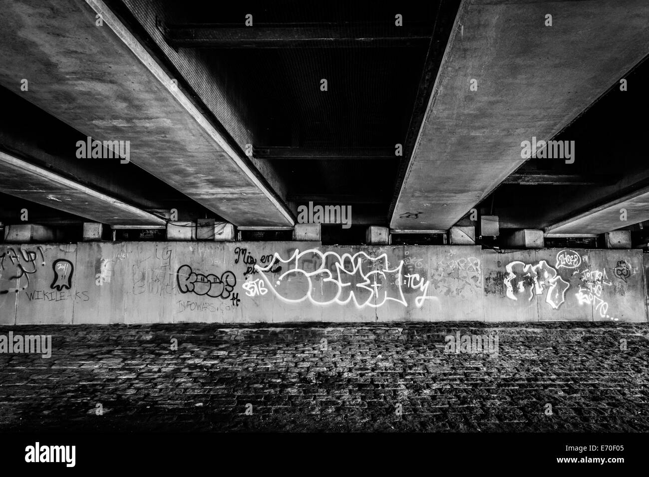 Le Graffiti sous un pont à Boston, Massachusetts Banque D'Images