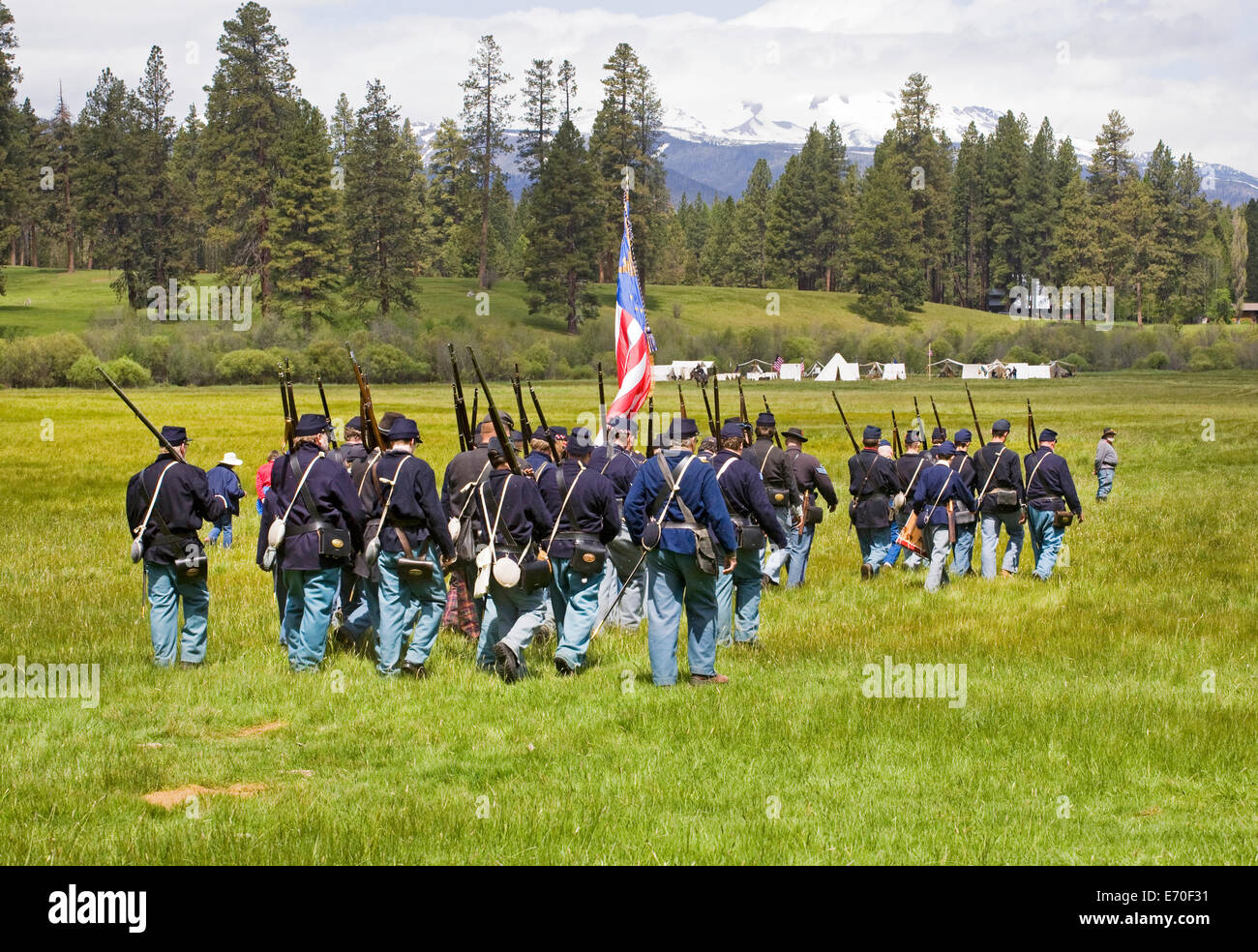 Une reconstitution de la guerre civile entre le nord et le sud de soldats détenus dans la région de la rivière de l'Metolius des Cascades de centre de l'Oregon. Banque D'Images