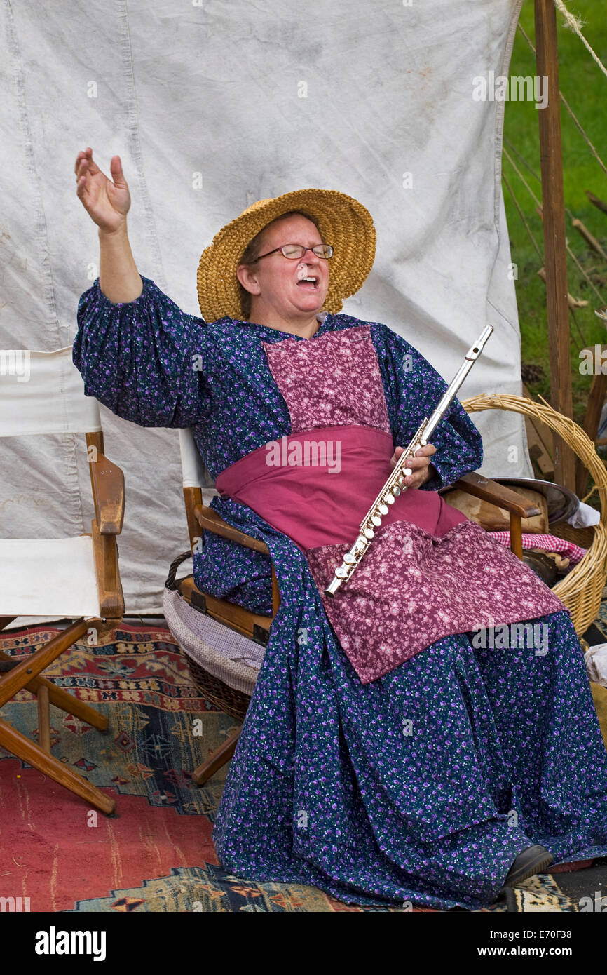 Une femme chante un hymne à une reconstitution de la guerre civile entre le nord et le sud de soldats détenus dans la région de la rivière de Metolius centre de l'Oregon. Banque D'Images