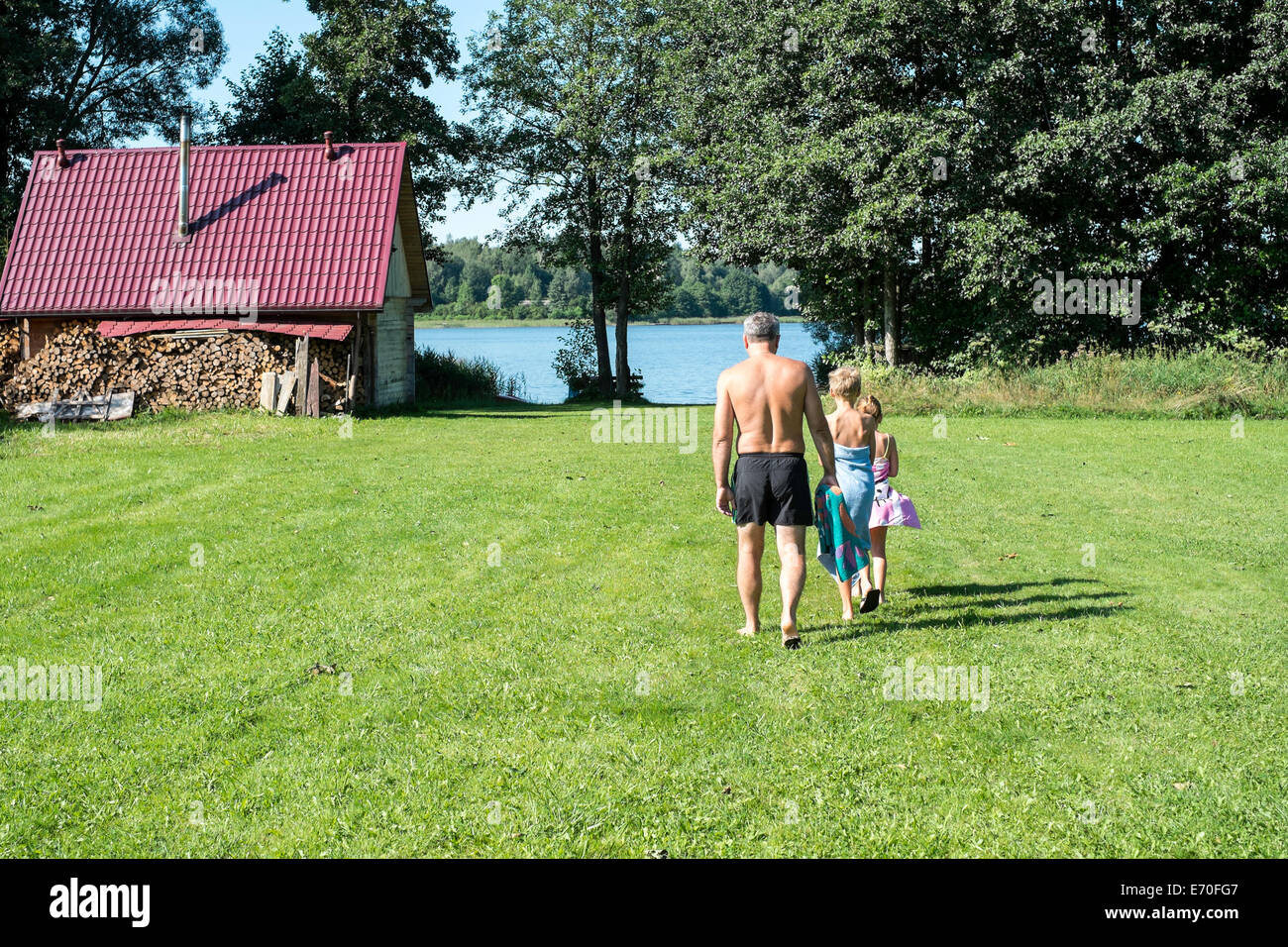 Famille sur le trajet vers le lac, Giby, Pologne Banque D'Images