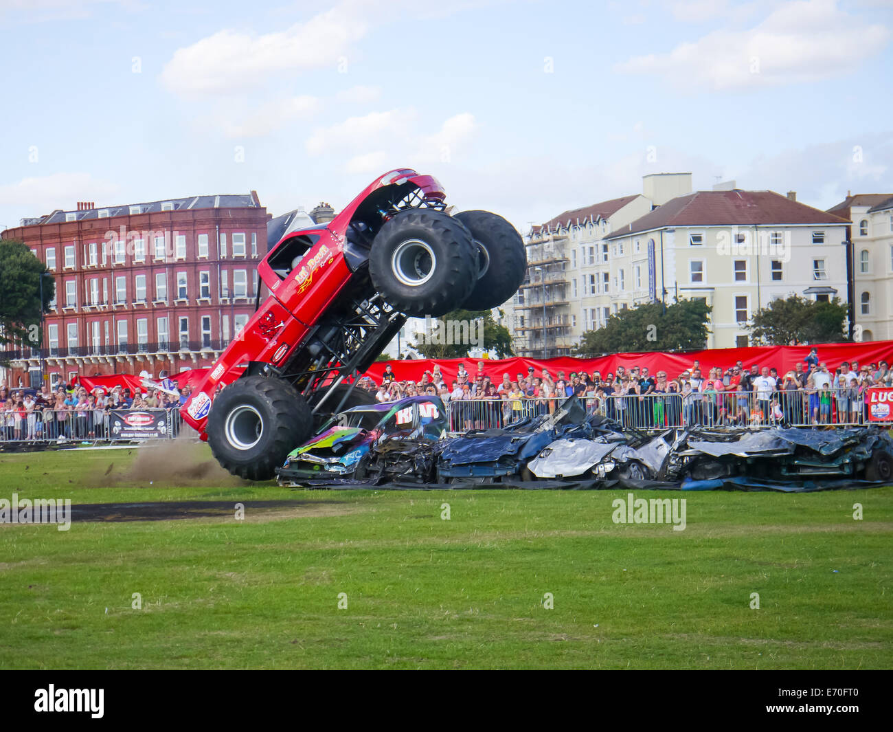 Le monster truck 'lil' devil' passe au-dessus de voitures et écrase au cours de l'Extreme Stunt Show à Portsmouth, Hampshire, Angleterre Banque D'Images