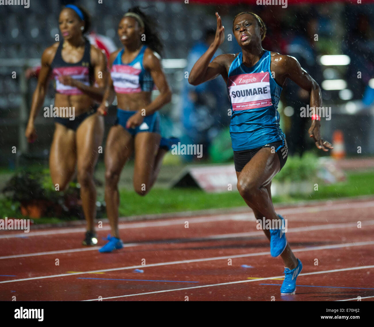 Zagreb, Croatie. 2Nd Sep 2014. Myriam Soumaré (R) de la France est en concurrence au cours de la finale femmes 200m à l'IAAF World Challenge 2014 de Zagreb à Zagreb, capitale de la Croatie, le 2 septembre 2014. Myriam Soumaré a affirmé le champion avec 22,75 secondes. Crédit : Le Miso Lisanin/Xinhua/Alamy Live News Banque D'Images