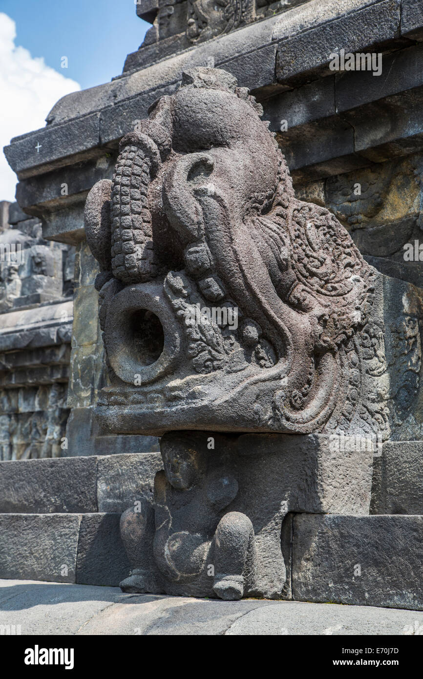 Borobudur, à Java, en Indonésie. Un Makara, mythologique Hindu-Buddhist créature de la mer, gardien de l'entrée du Temple Sacré. Banque D'Images