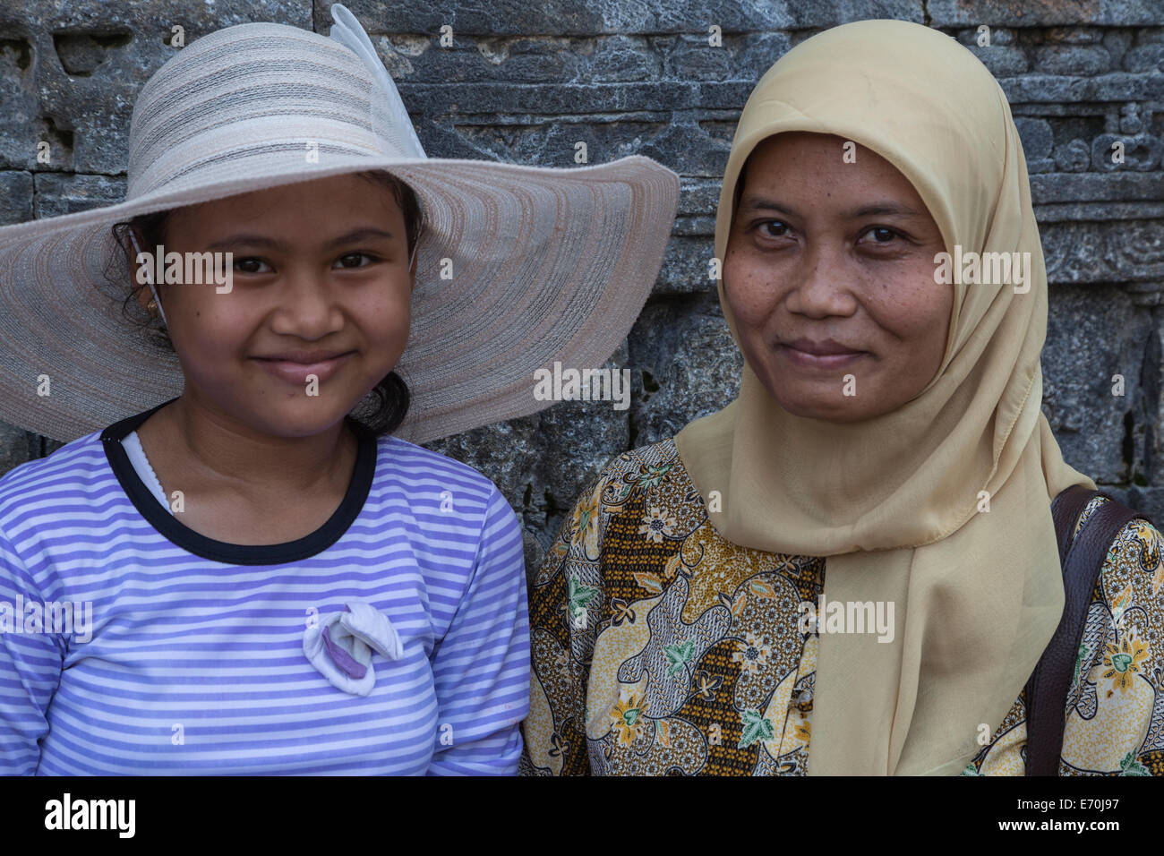 Borobudur, à Java, en Indonésie. Deux femmes musulmanes indonésiennes, Mère et fille, la visite de Temple de Borobudur. Banque D'Images