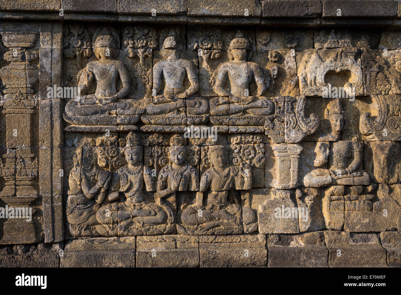 Borobudur, à Java, en Indonésie. Bas-relief de la sculpture sur pierre, face nord. Des scènes de la vie du Bouddha lui montrer à la recherche d'Illumination Banque D'Images