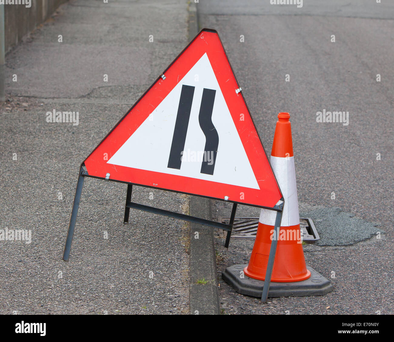 Signe de travaux routiers sur le côté d'une route Banque D'Images