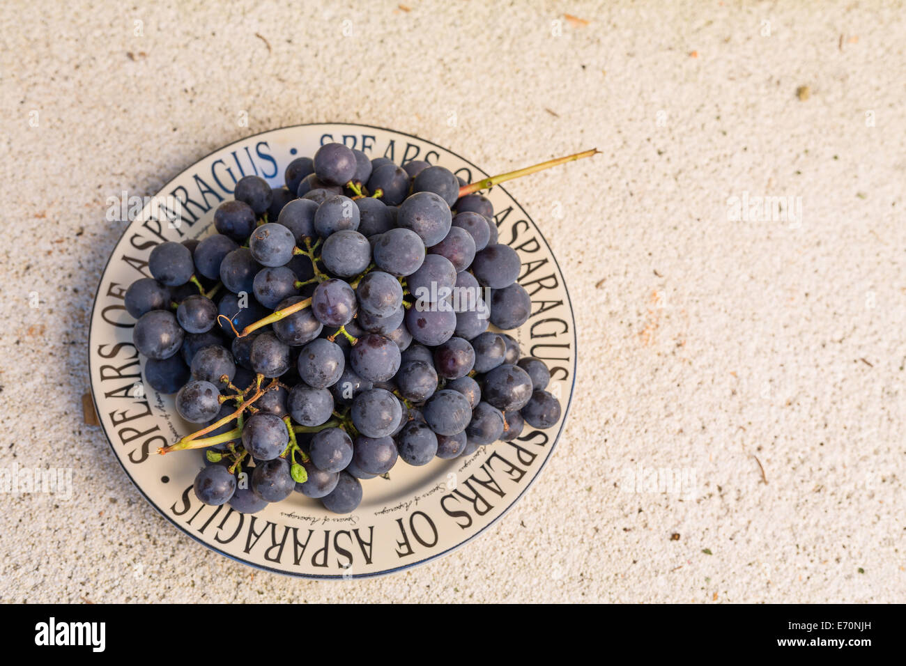 Bouquet de raisins noirs sur la plaque Banque D'Images