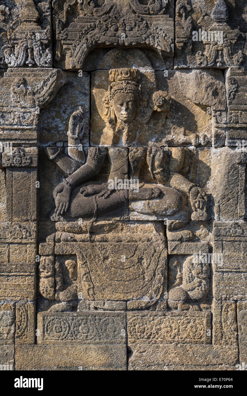 Borobudur, à Java, en Indonésie. Le Seigneur Shiva (Javanais : Siwa) avec la Couronne, assis en position du lotus. Banque D'Images