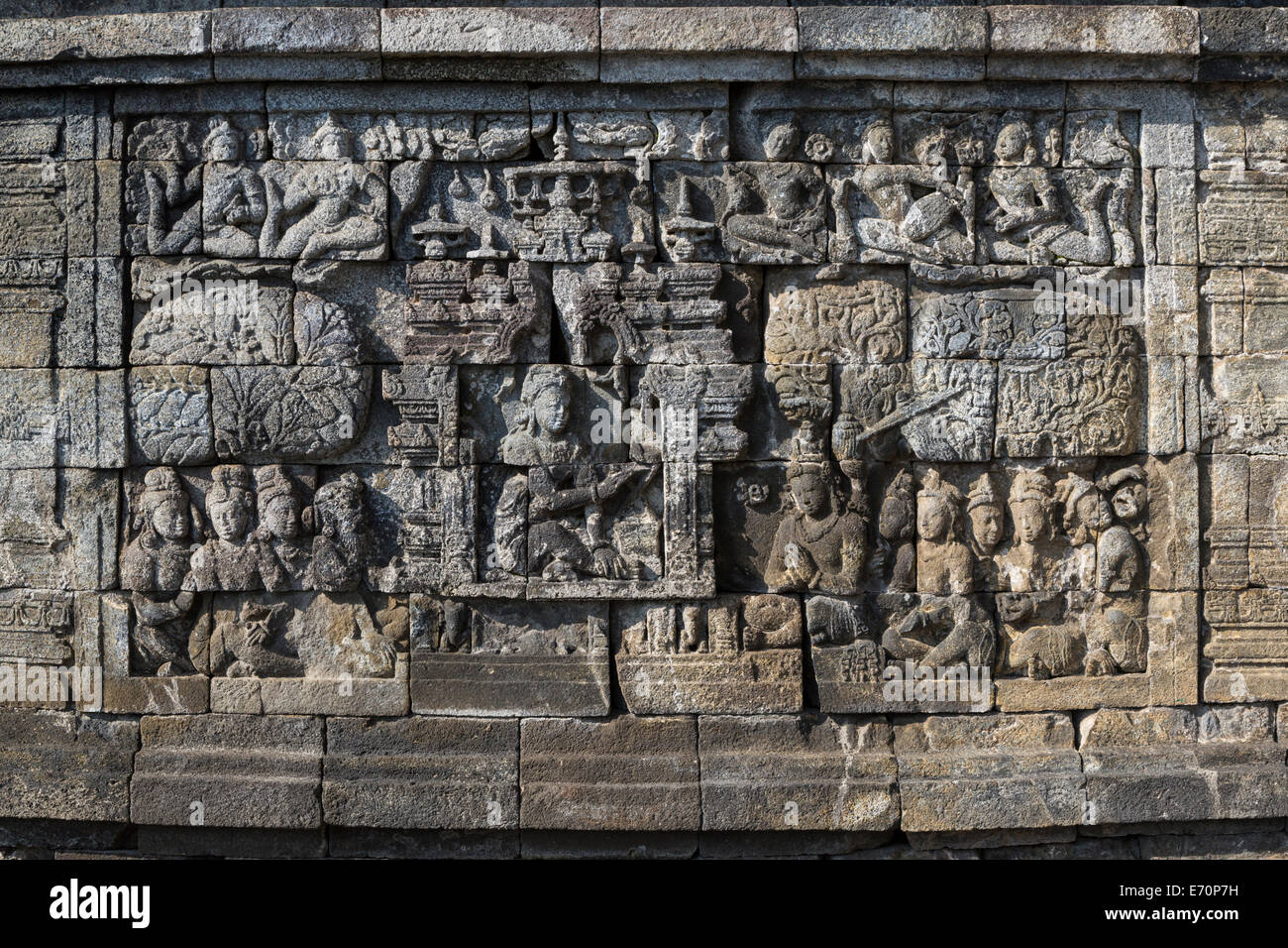 Borobudur, à Java, en Indonésie. Sculpture bas-relief, Gautama entre dans un monastère, à la recherche d'Illumination. Banque D'Images