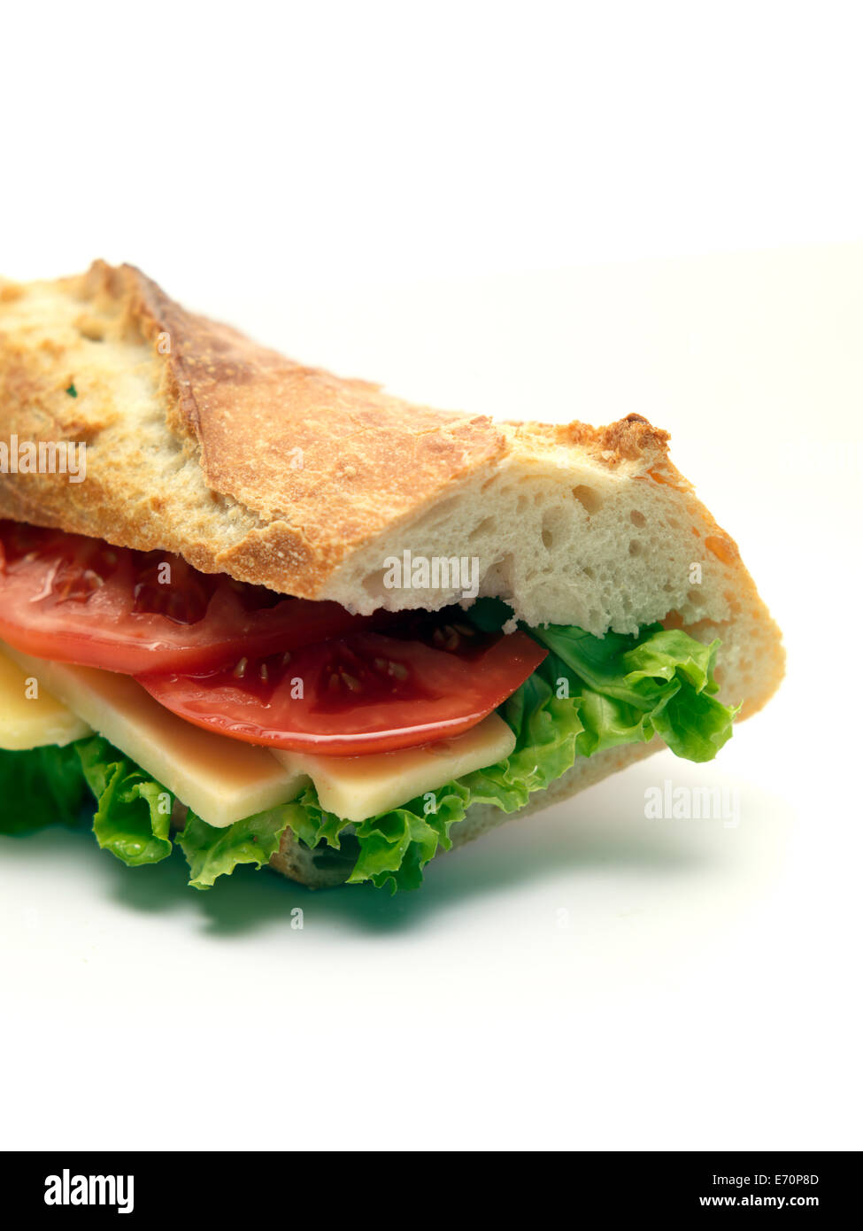 Sandwich baguette, fromage, laitue tomate fond blanc Banque D'Images