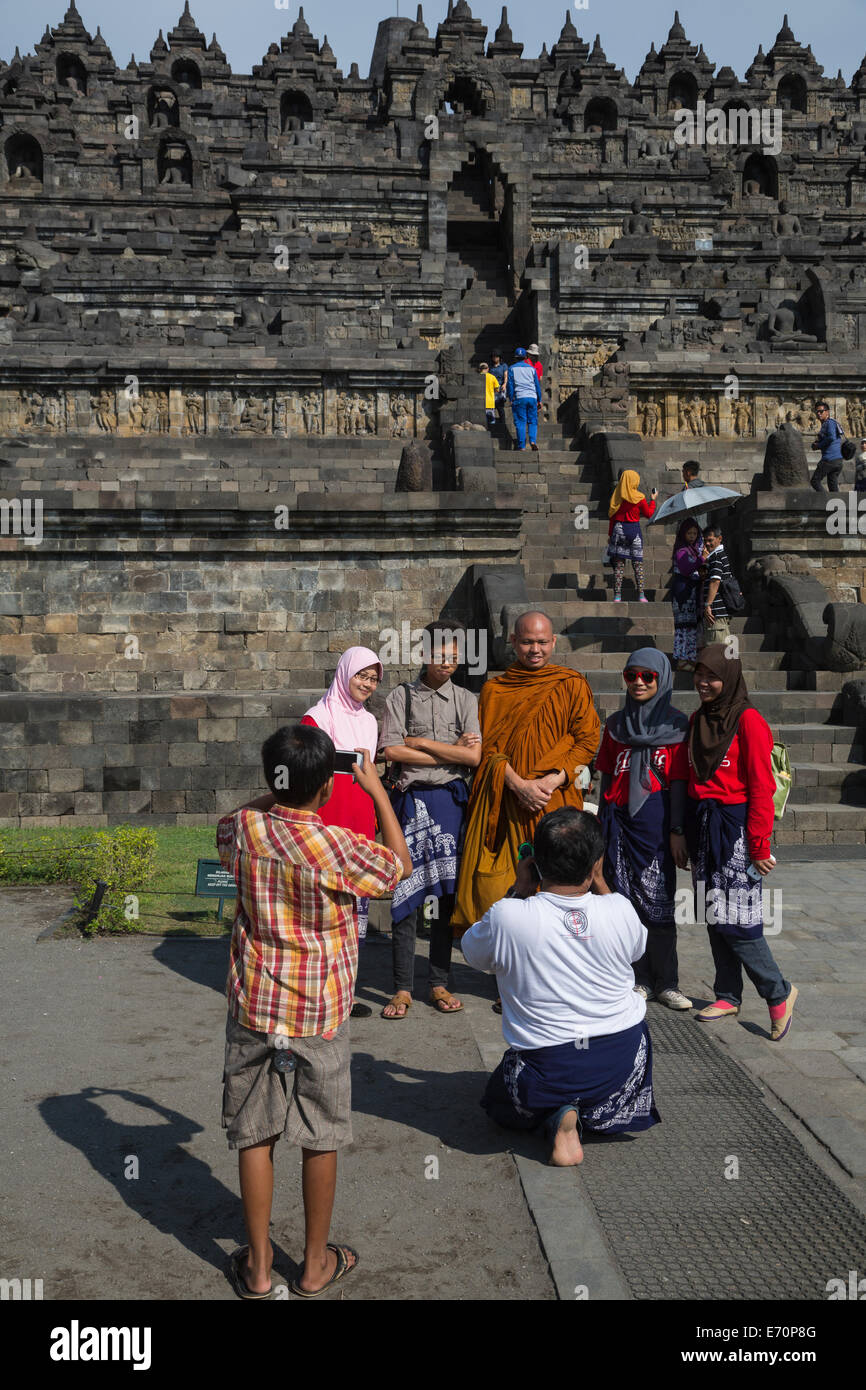 Borobudur, à Java, en Indonésie. Les étudiants indonésiens photographiée avec un moine bouddhiste. Banque D'Images