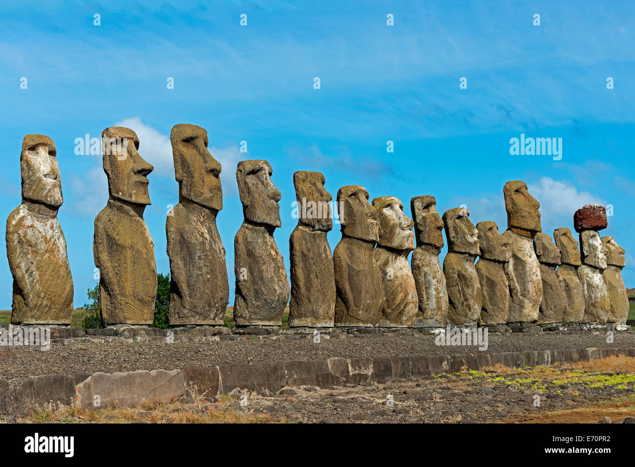 Rangée de statues Moai, Rano Raraku, île de Pâques, Chili Banque D'Images