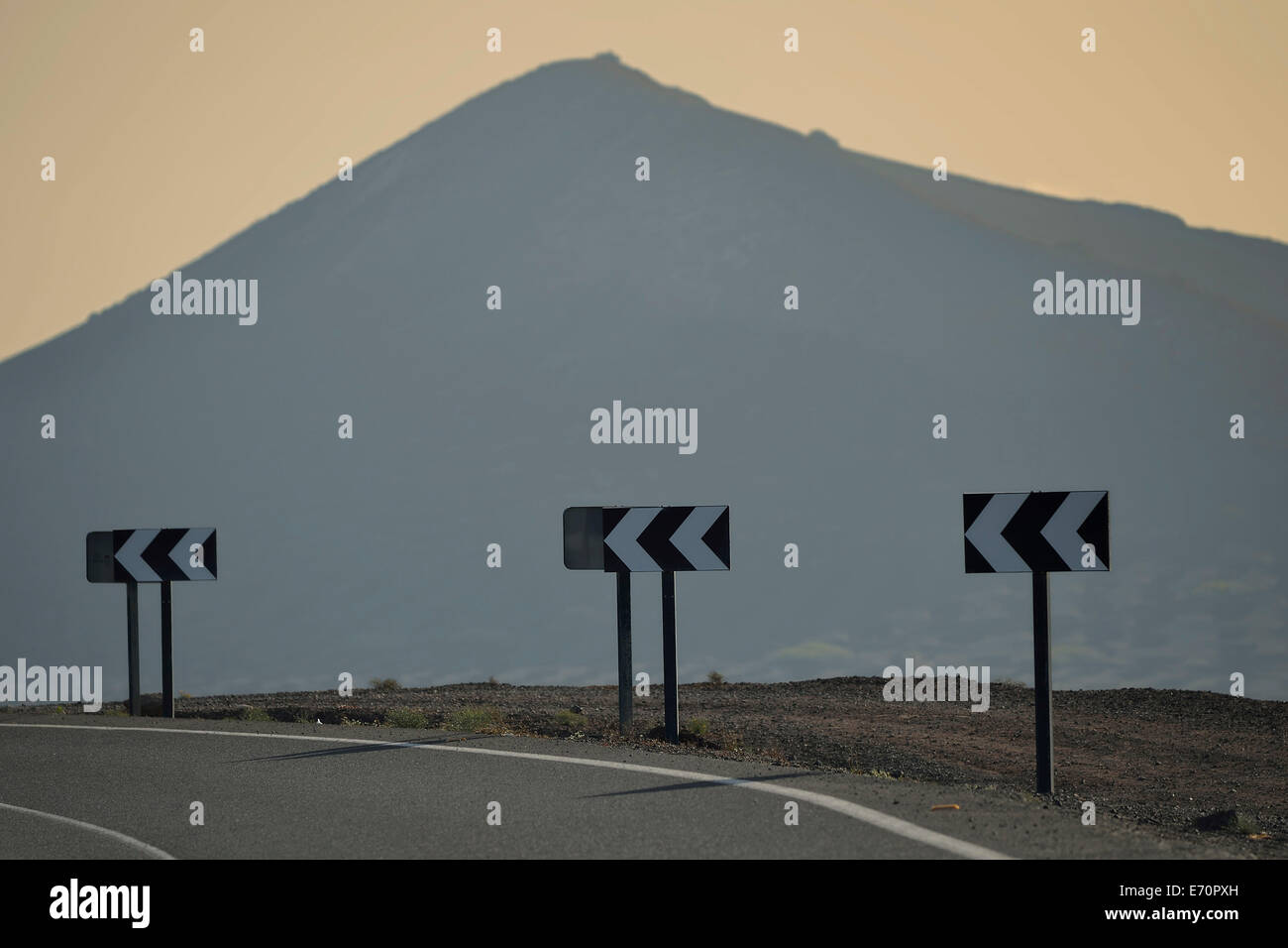 Route sinueuse dans la région viticole de la Geria, Lanzarote, îles Canaries, Espagne Banque D'Images