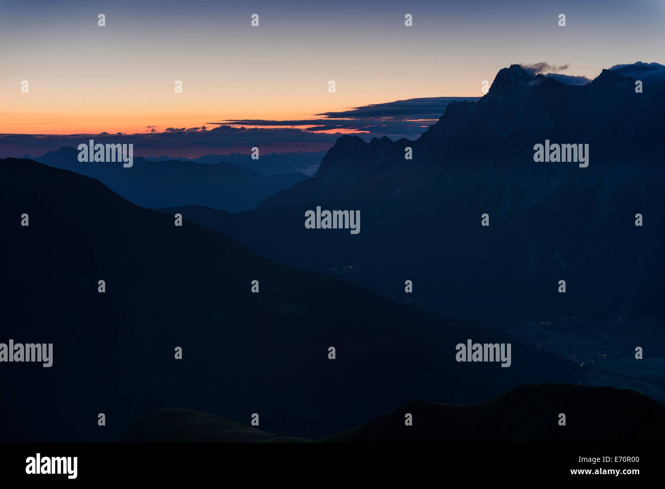 Zugspitze Mt dans la lumière matinale, Berwang, vallée Lechtal, District de Reutte, Tyrol, Autriche Banque D'Images
