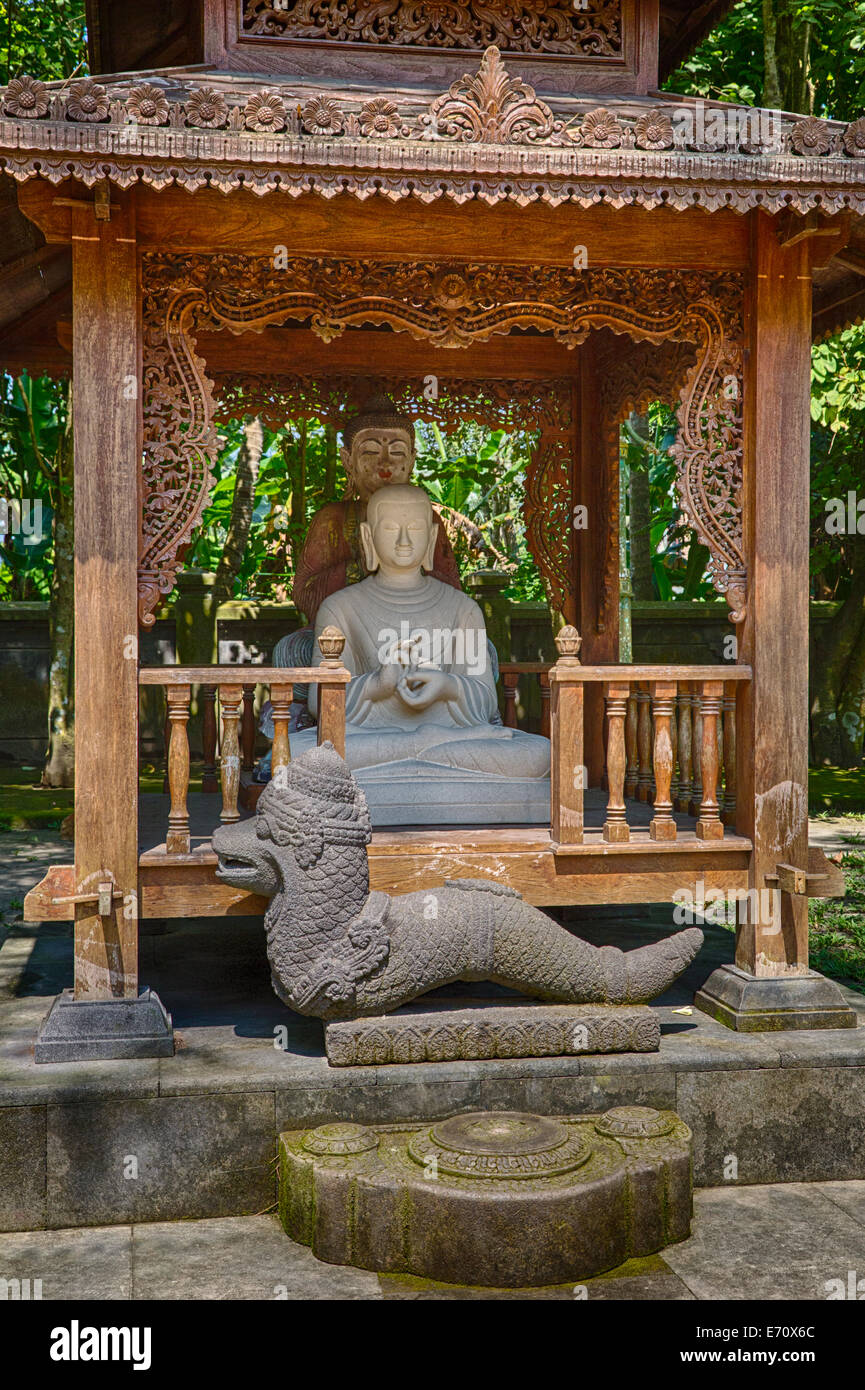 Borobudur, à Java, en Indonésie. Monastère Bouddhiste Mendut. Deux interprétations de Bouddha : Chinois (retour) et le javanais (avant). Banque D'Images