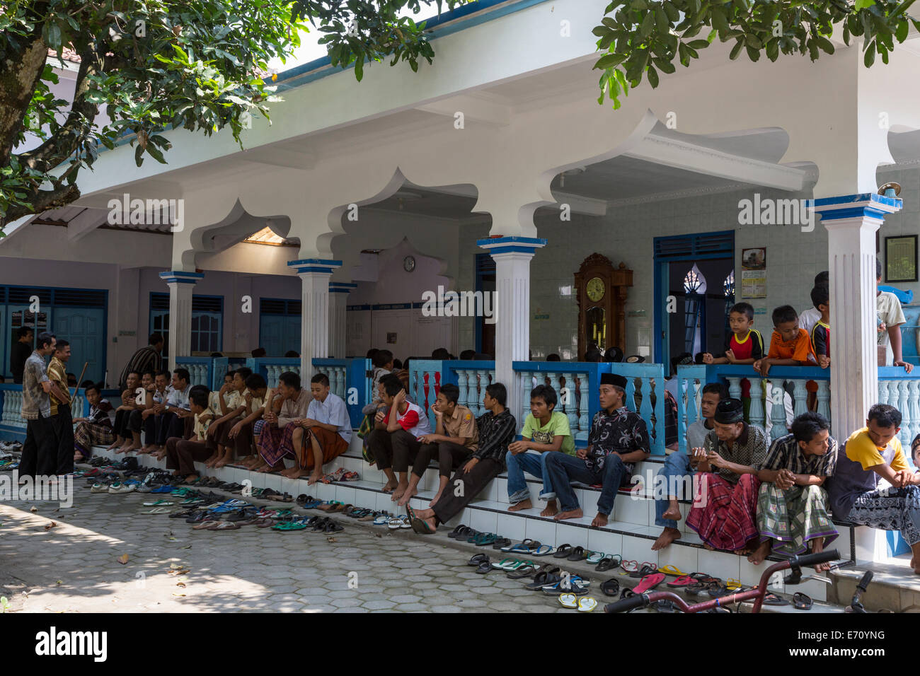 Borobudur, à Java, en Indonésie. Les jeunes hommes attendent vendredi prière de midi à la mosquée de quartier. Banque D'Images