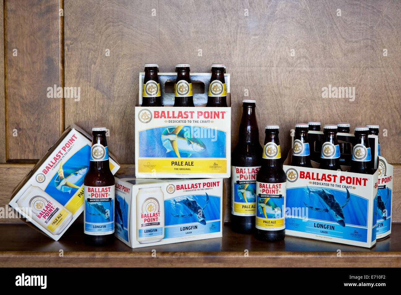 Six-packs avec Pale Ale, Ale Style Koelsch et petit Lager, Helles Lager en salle de dégustation du point de Ballast Brewing Company, une micro brasserie à San Diego, en août 2014. Banque D'Images