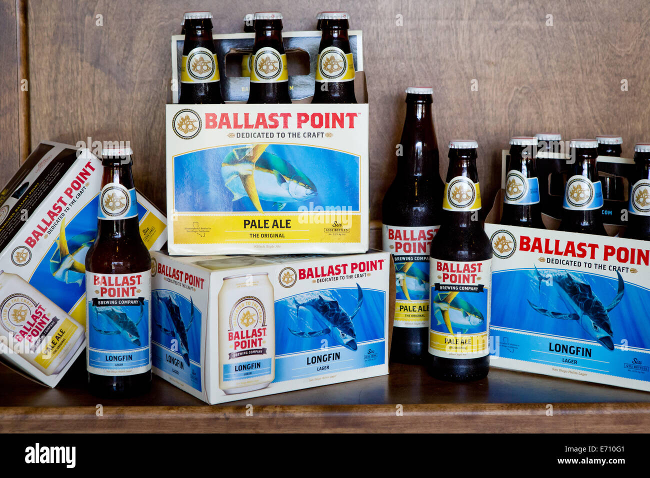 Six-packs avec Pale Ale, Ale Style Koelsch et petit Lager, Helles Lager en salle de dégustation du point de Ballast Brewing Company, une micro brasserie à San Diego, en août 2014. Banque D'Images
