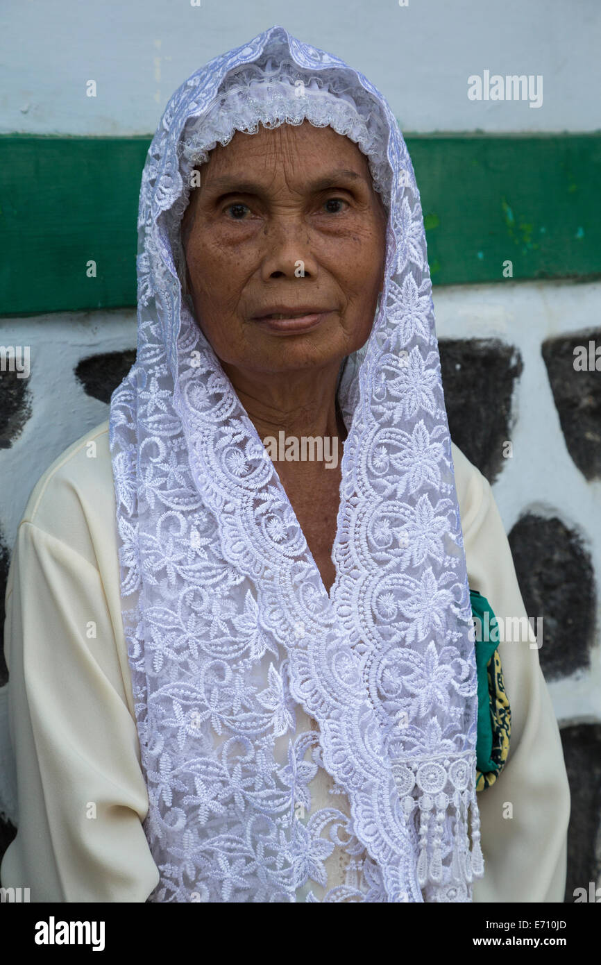 Borobudur, à Java, en Indonésie. Vieille Femme javanaise et foulard. Banque D'Images